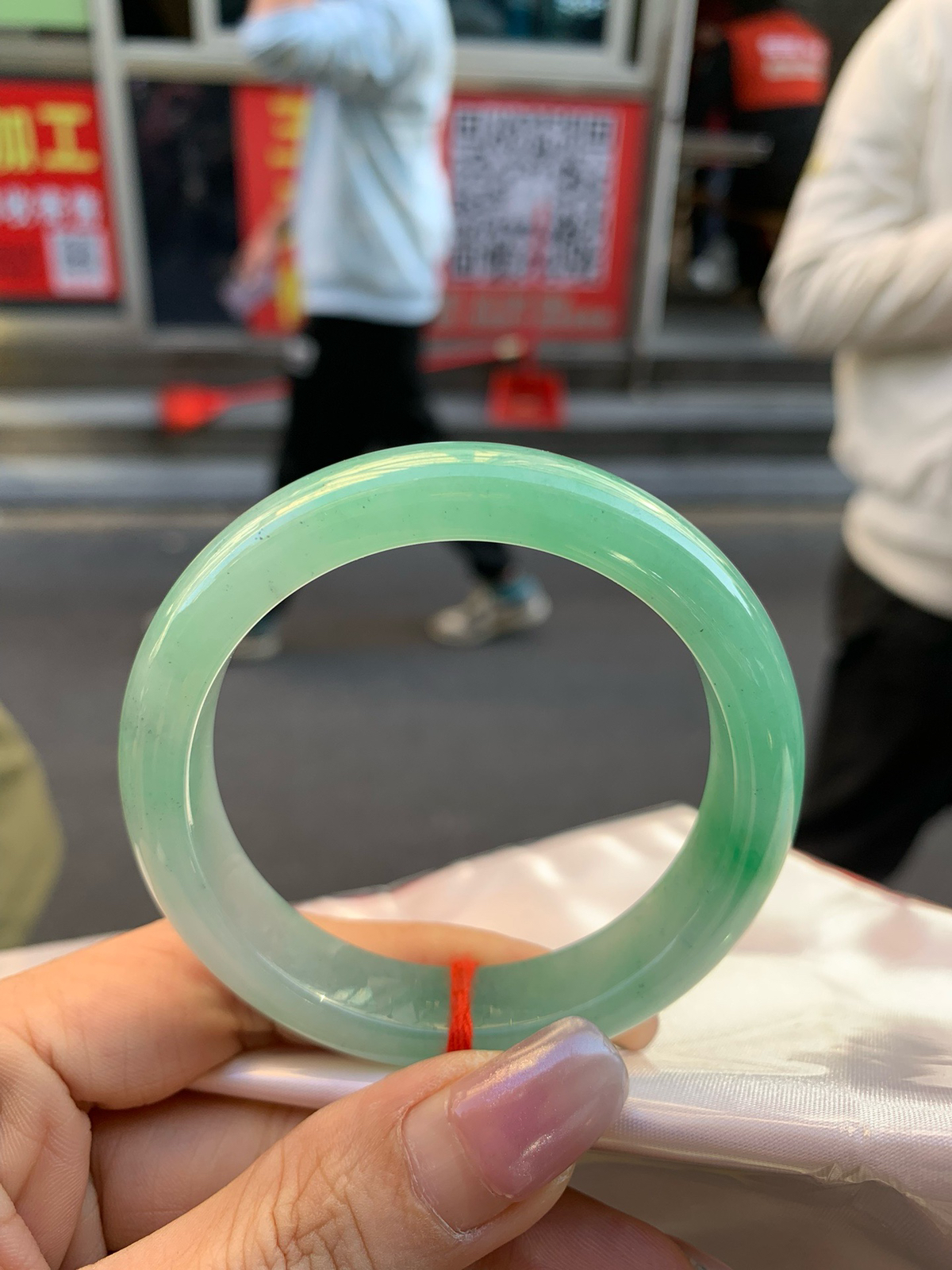 果绿正圈
52.8-7.9-12.1
1215-02X69
打灯细纹，不影响，底妆水润细腻，满圈果绿底色清爽 甜美，底妆有点矿点