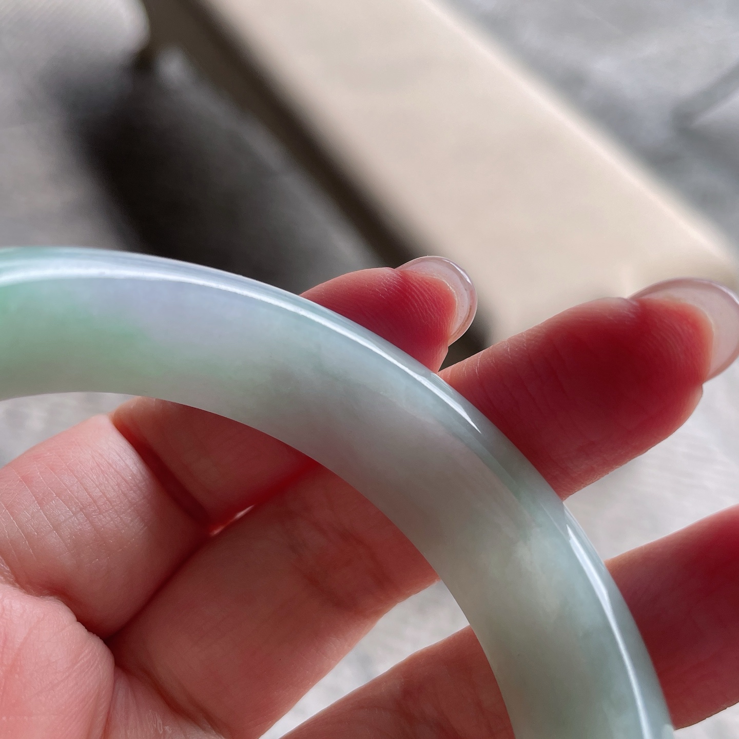 手镯正圈56 57圈口56.5-14.2-8编码0611G16描述糯种白底阳绿，一抹绿鲜艳夺目，玉质细腻，水润，种老，棉纹