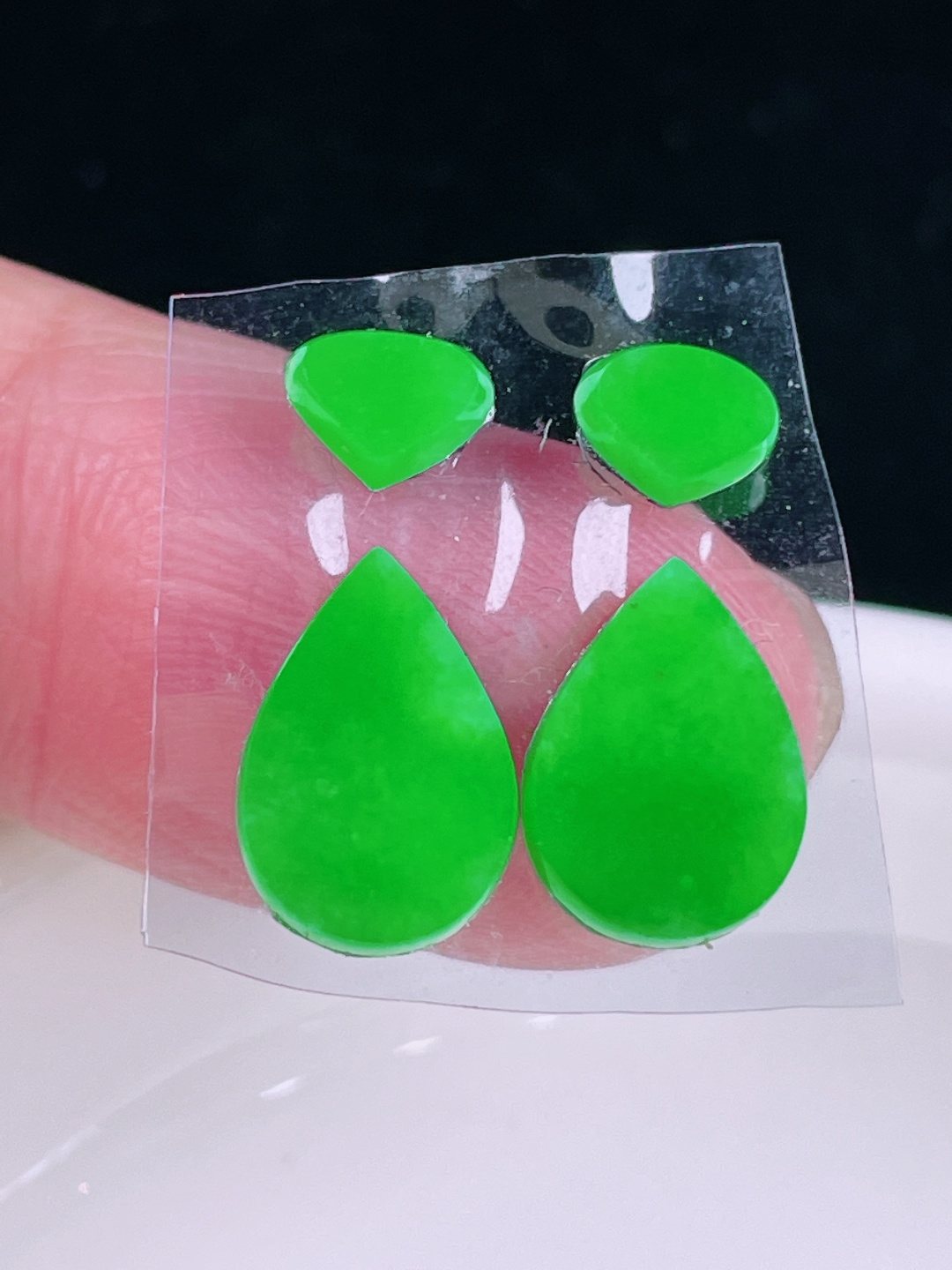 ️辣绿水滴，老种起光，细底通透，尺寸：裸石11.7/8.3/2.3mm0612