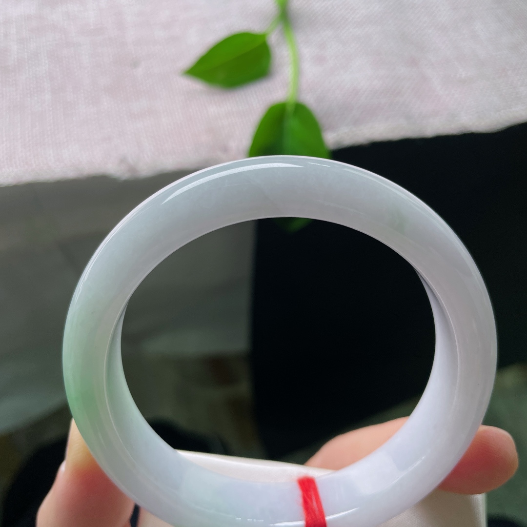 58.6/13.1/8.1，紫底正圈，肉质细腻干净，一抹飘绿点缀，俏丽多姿，有纹，ss53825a