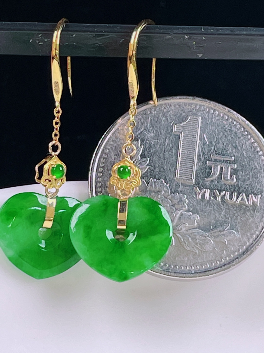 ️辣绿耳坠，老种起光，细底通透，尺寸：28.3/13/2.3mm0611