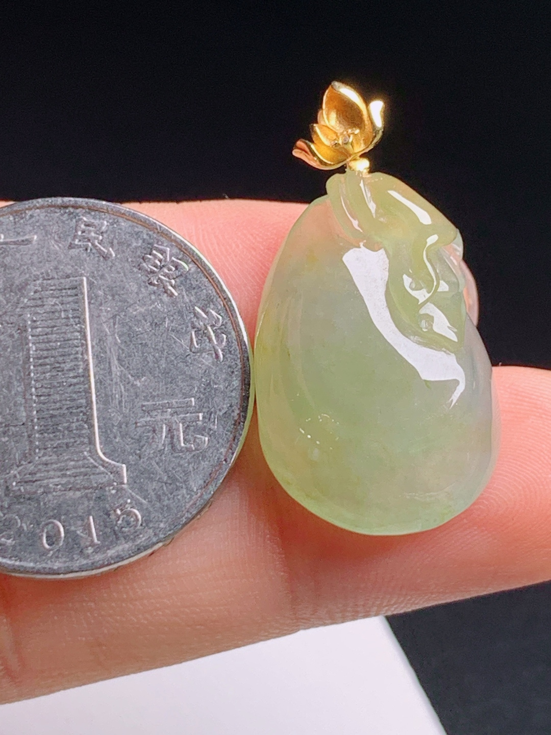 冰黄翡福瓜吊坠，色润冰透雕工圆润，18K金莲花扣头添彩 整体29.5 530609
