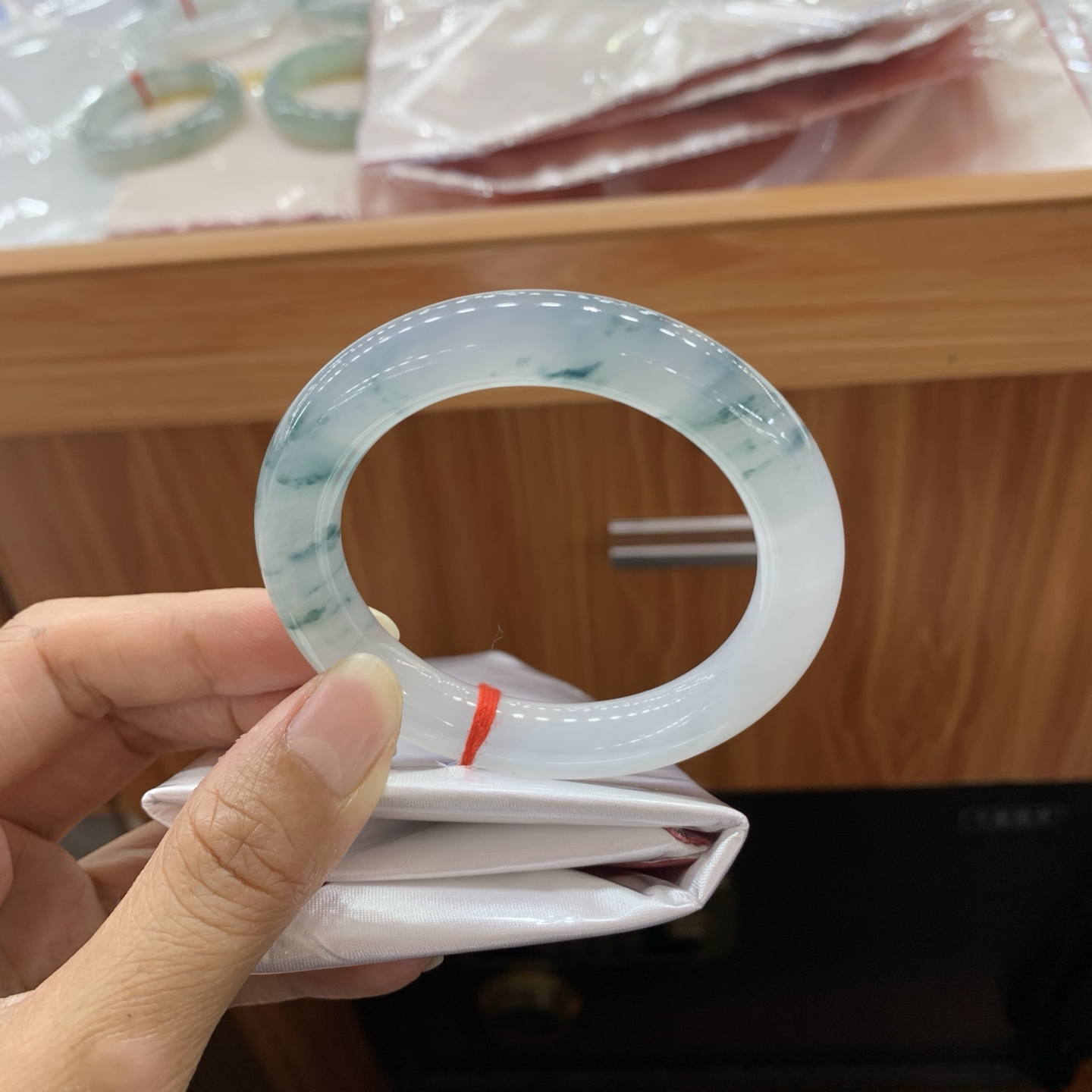 飘花圆条翡翠手镯 52.8-10.5-10.2