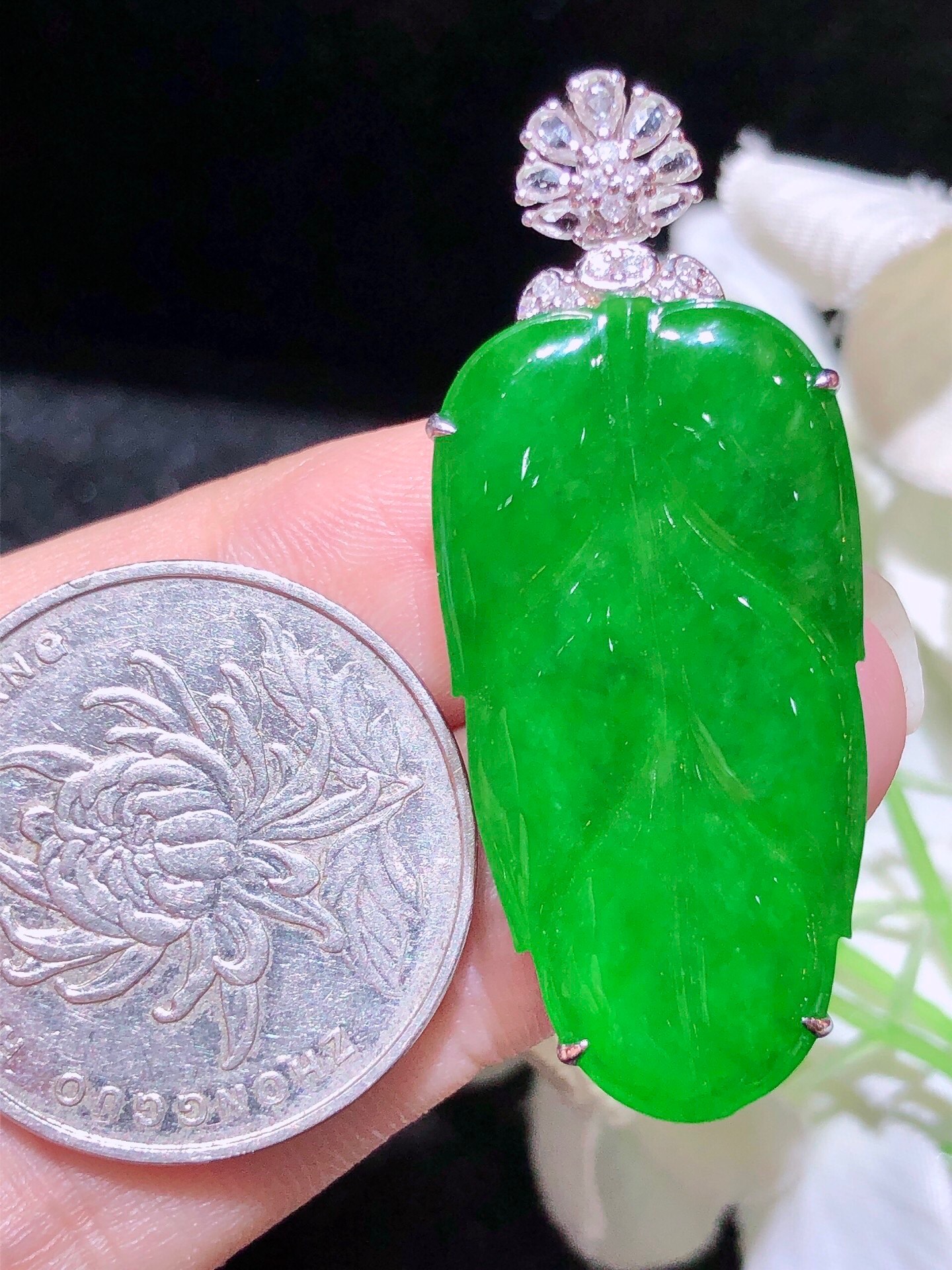 ️18k金镶  阳绿树叶吊坠 无裂 水润色艳 品相佳 配送银链苹果拍摄，实物更好看，33-17-2.2