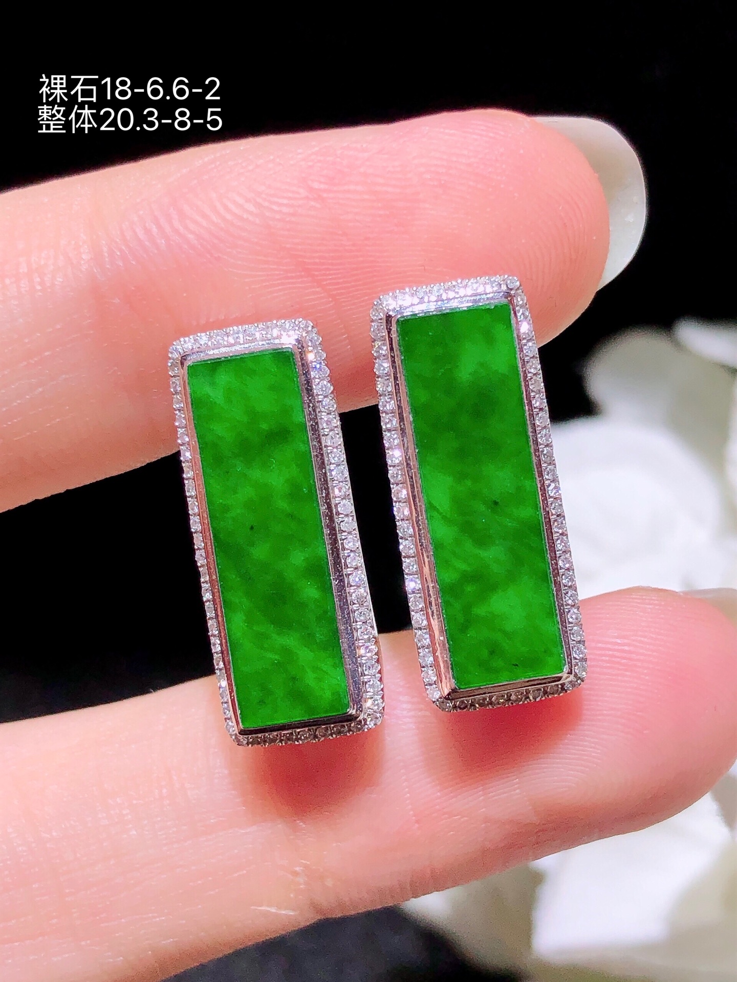 ️18k金镶  阳绿无事牌耳包 无裂 水润色艳 品相佳 苹果拍摄，实物更好看，20.3-8-5