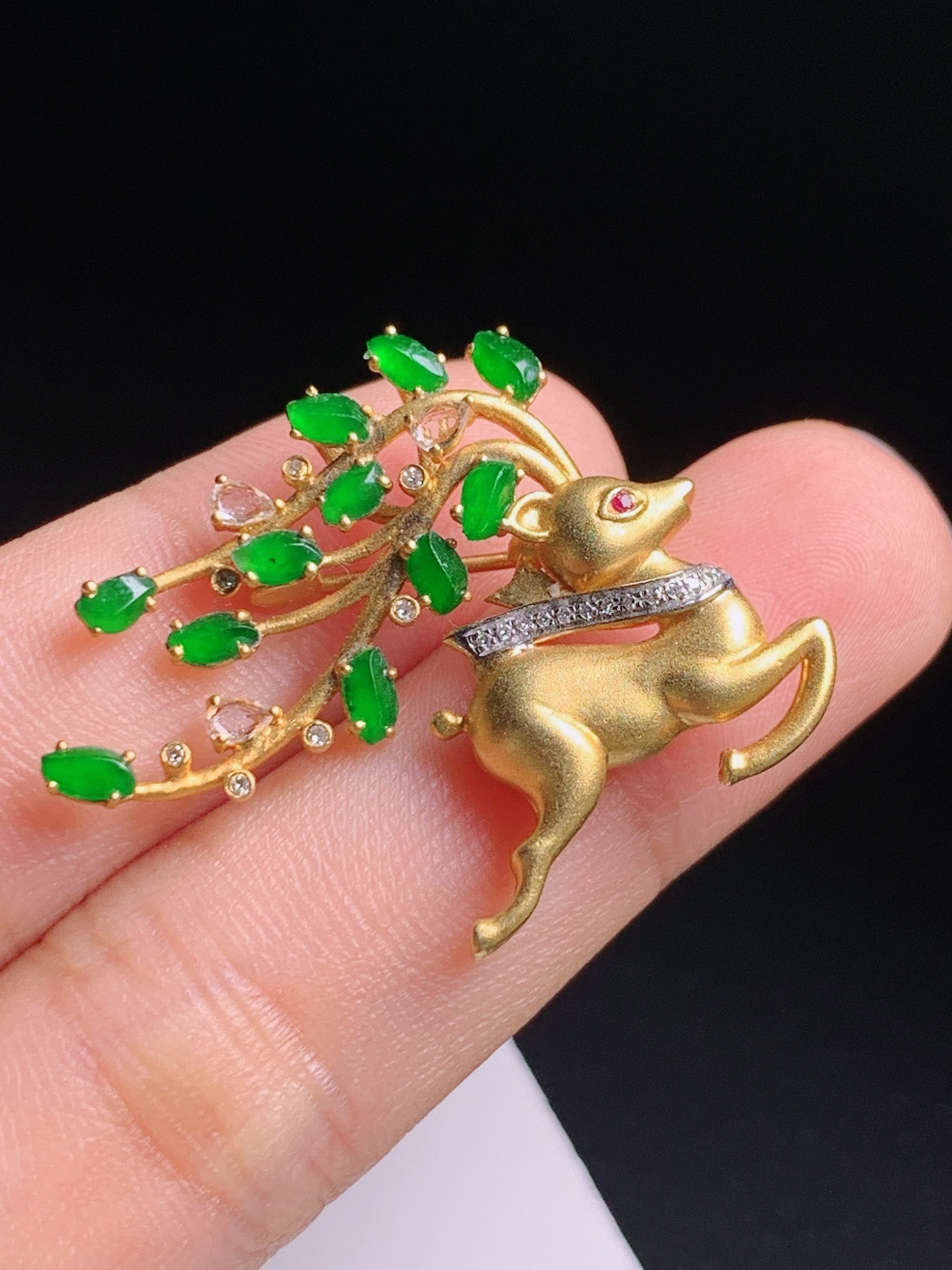 正阳绿一鹿有你胸针，金镶多宝设计精致灵动