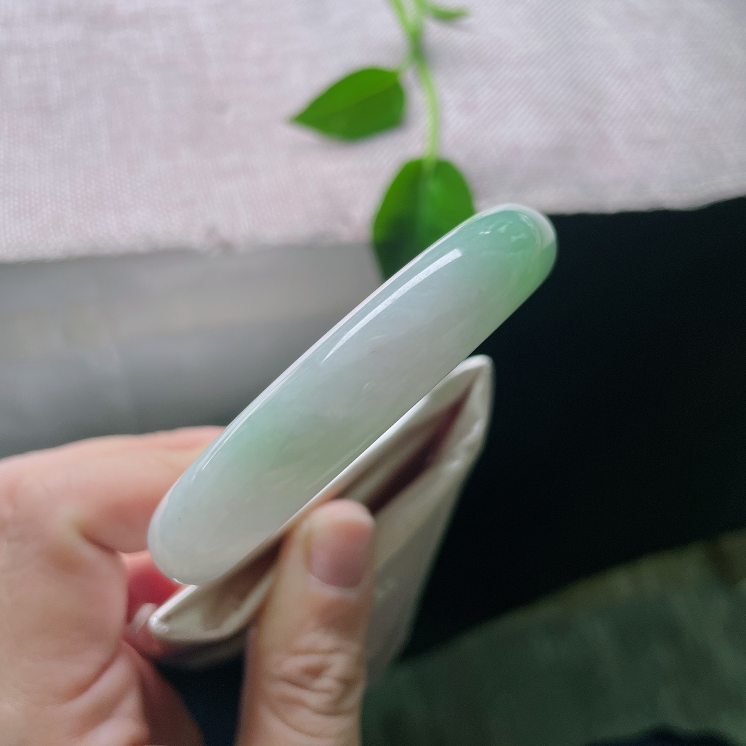 57.8/12.2/7.4绿底正圈，水润细腻，优雅大方，渐变之色，贵气，有纹，ss52235a