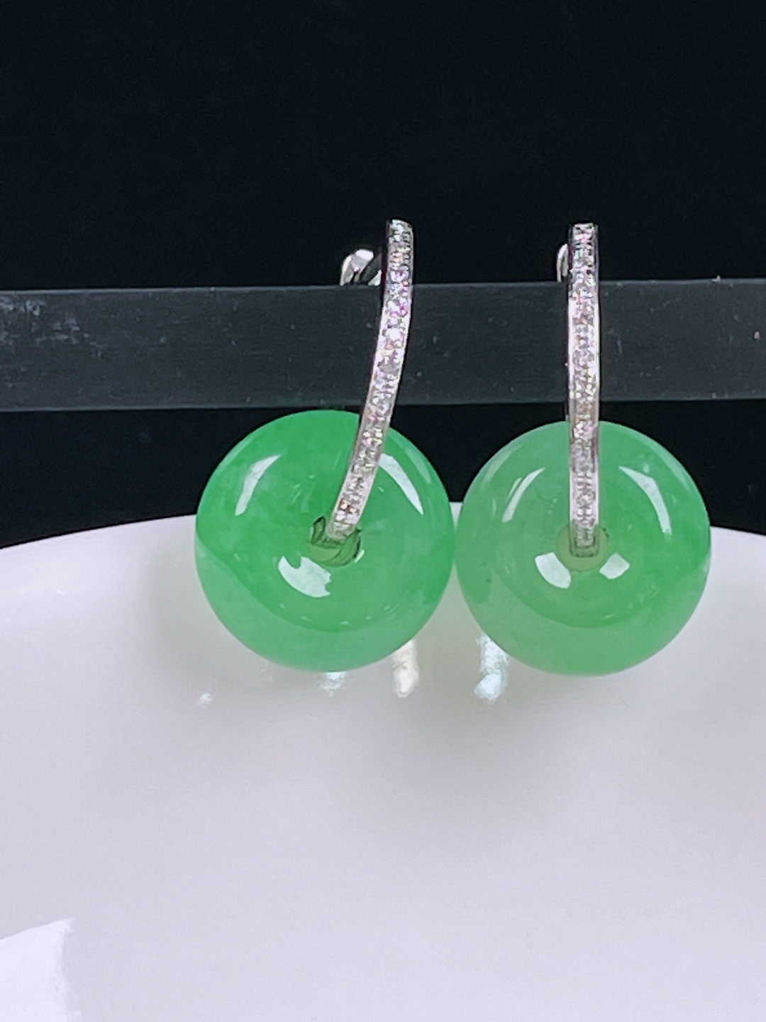 ️阳绿耳坠，老种起光，细底通透，尺寸：裸石11.5/5.4mm0612