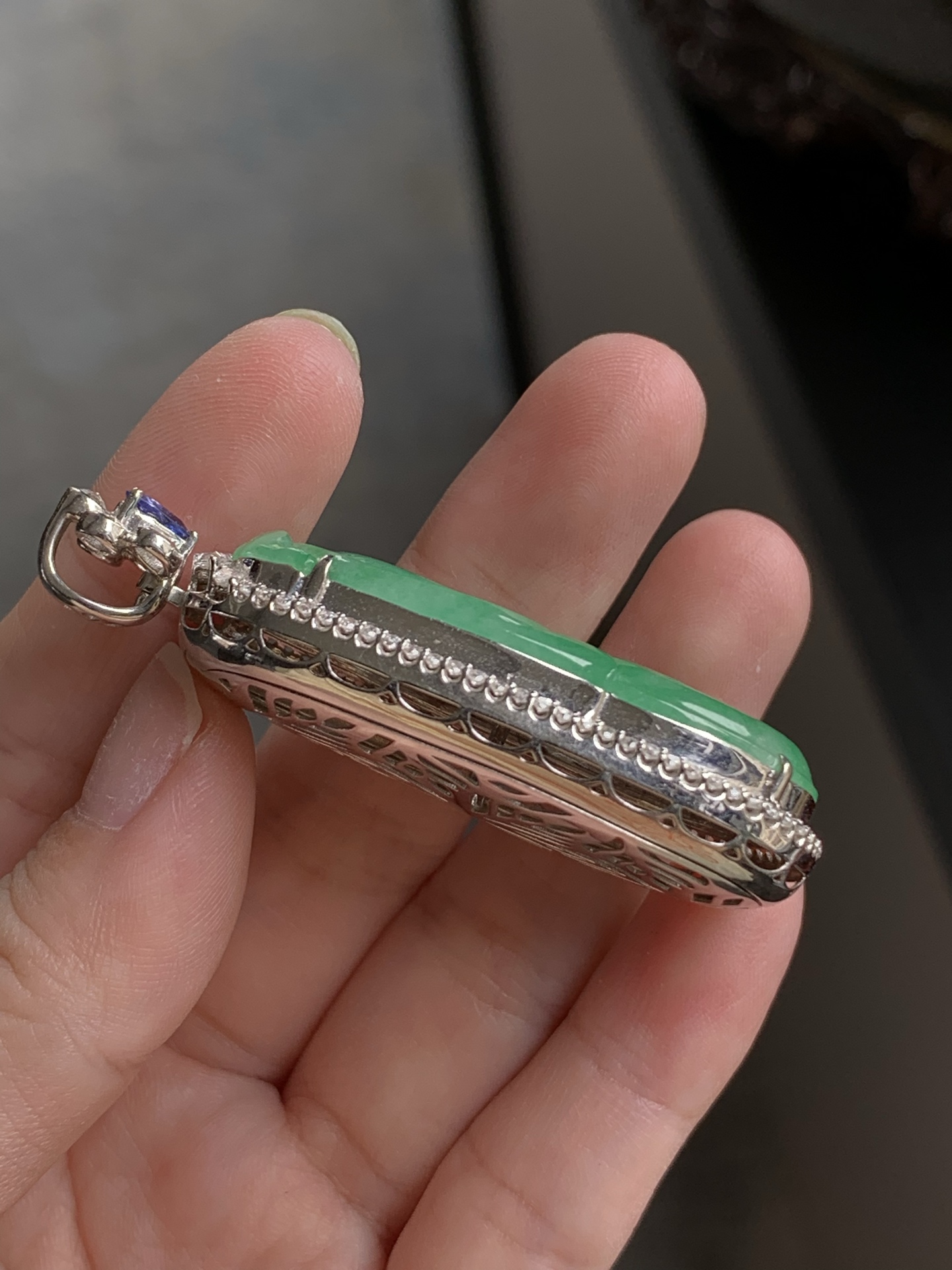 ️【18k金镶嵌如意吊坠】种老细腻，色阳浓郁起胶尺寸：成品：53.8*28*11.7，裸石：40.7*25.4*4.1,c35611
