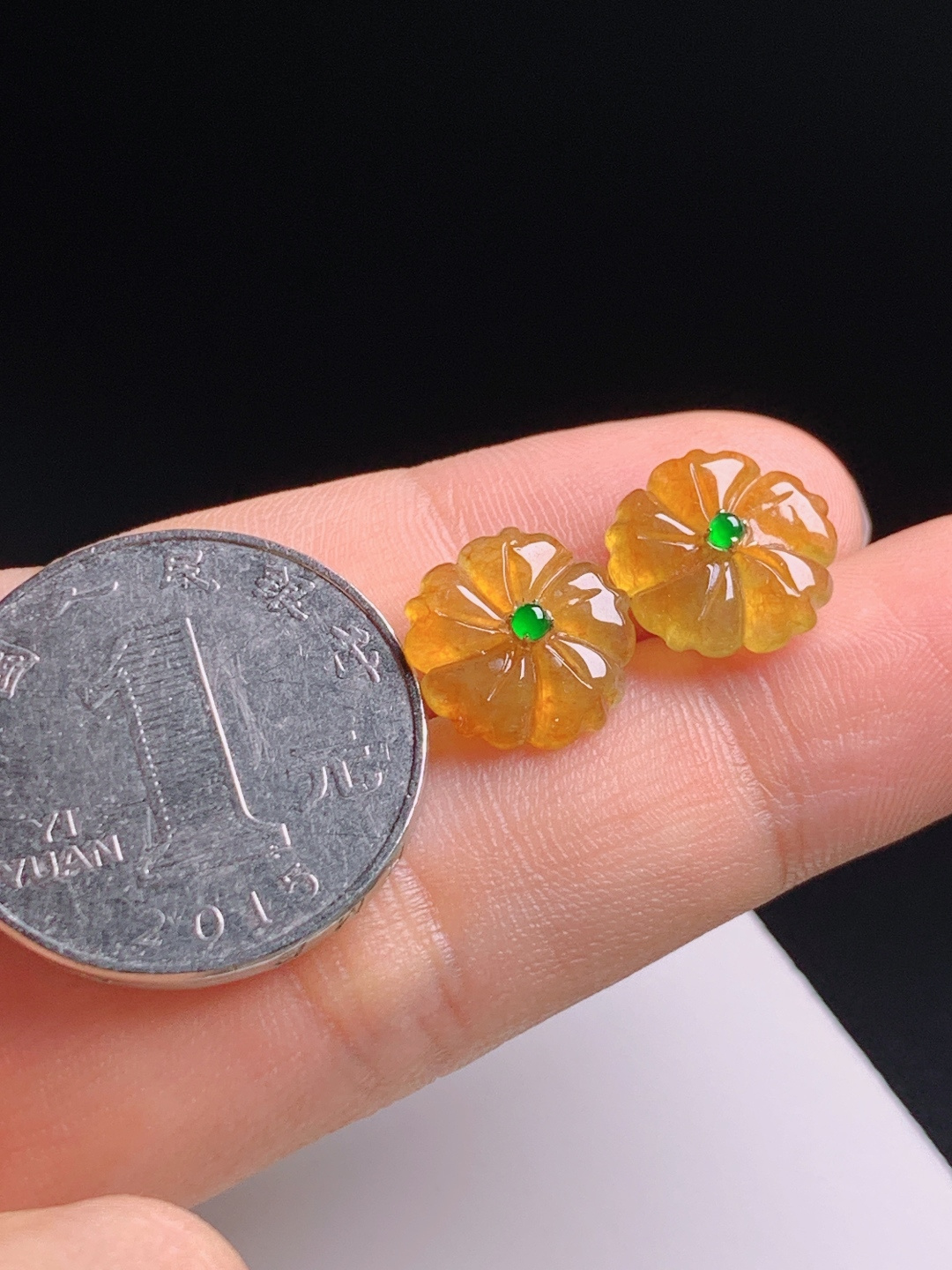 冰黄翡花朵耳钉，色匀花型娇俏灵动，配阳绿蛋面撞色出彩