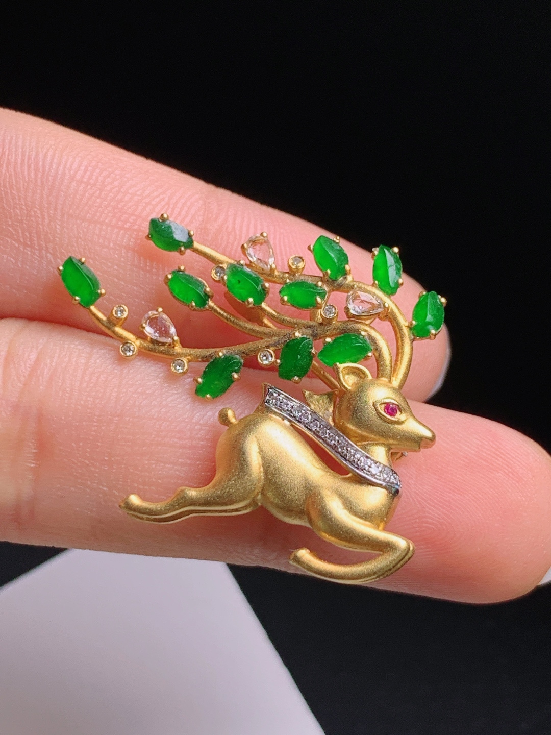 正阳绿一鹿有你胸针，金镶多宝设计精致灵动