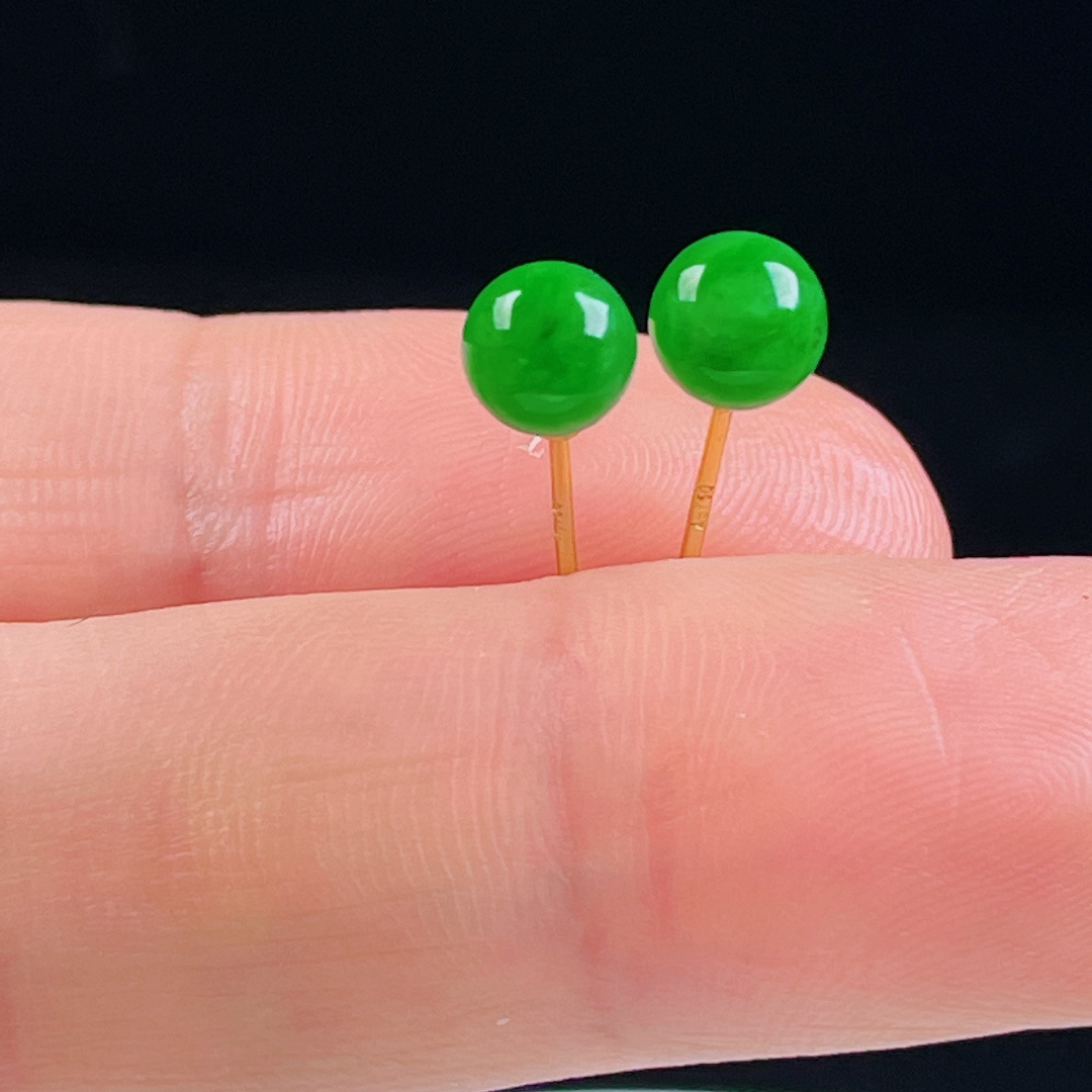 ️阳绿耳钉，老种起光，细底通透，尺寸：裸石6mm0611