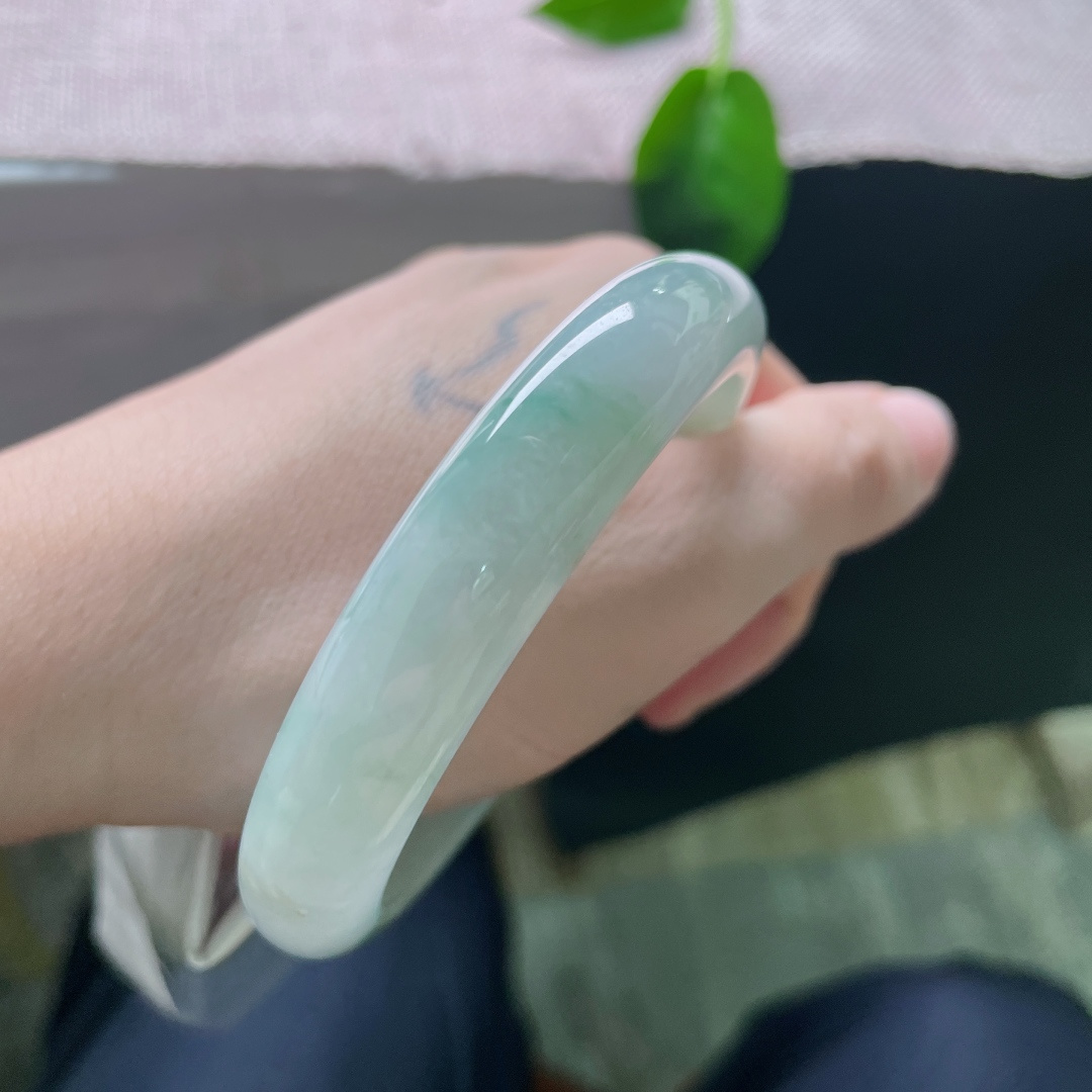 57.8/11.8/7.4，飘花正圈，水头好，种老，佩戴经典不失优雅，无裂。ss54592a