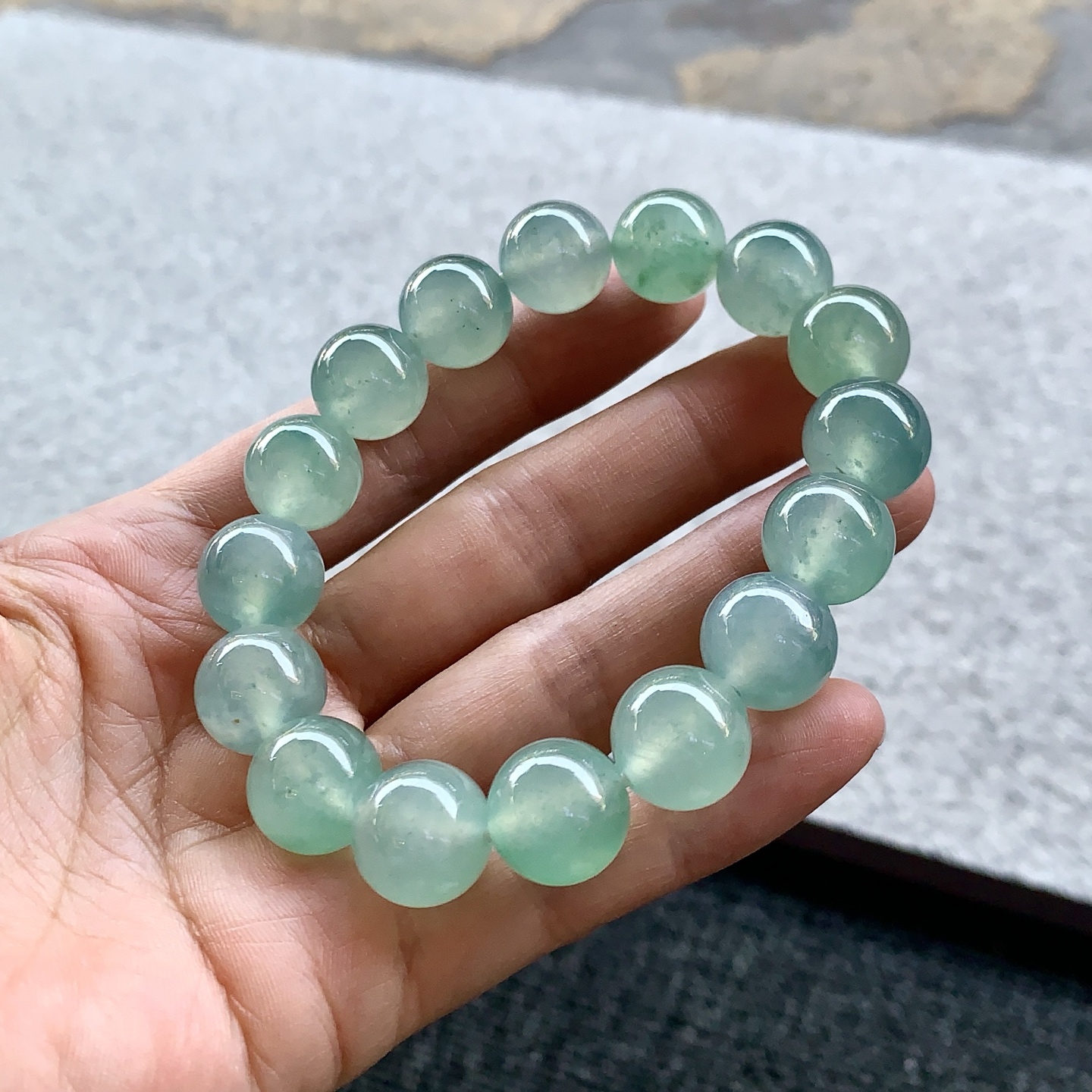 冰绿珠串，玉质水润细腻 尺寸13 共16颗