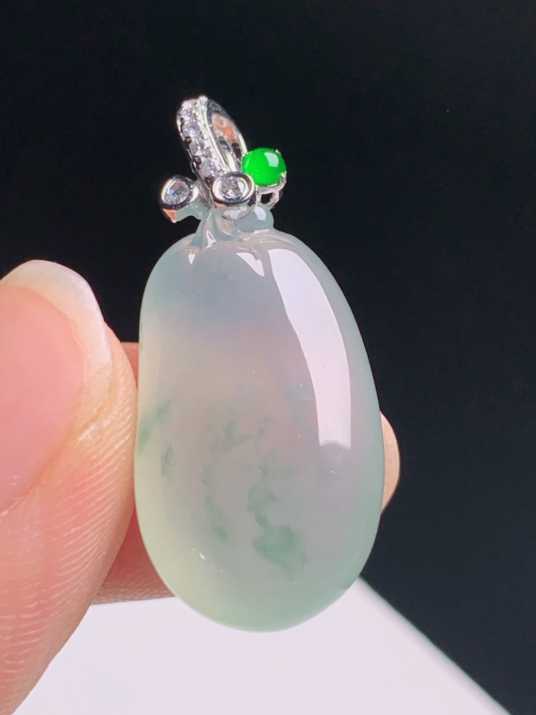 冰种飘花福瓜吊坠，阳绿蛋面点缀冰润起胶，清新灵动 裸石24.9-13.7-7 整体31.6 2806