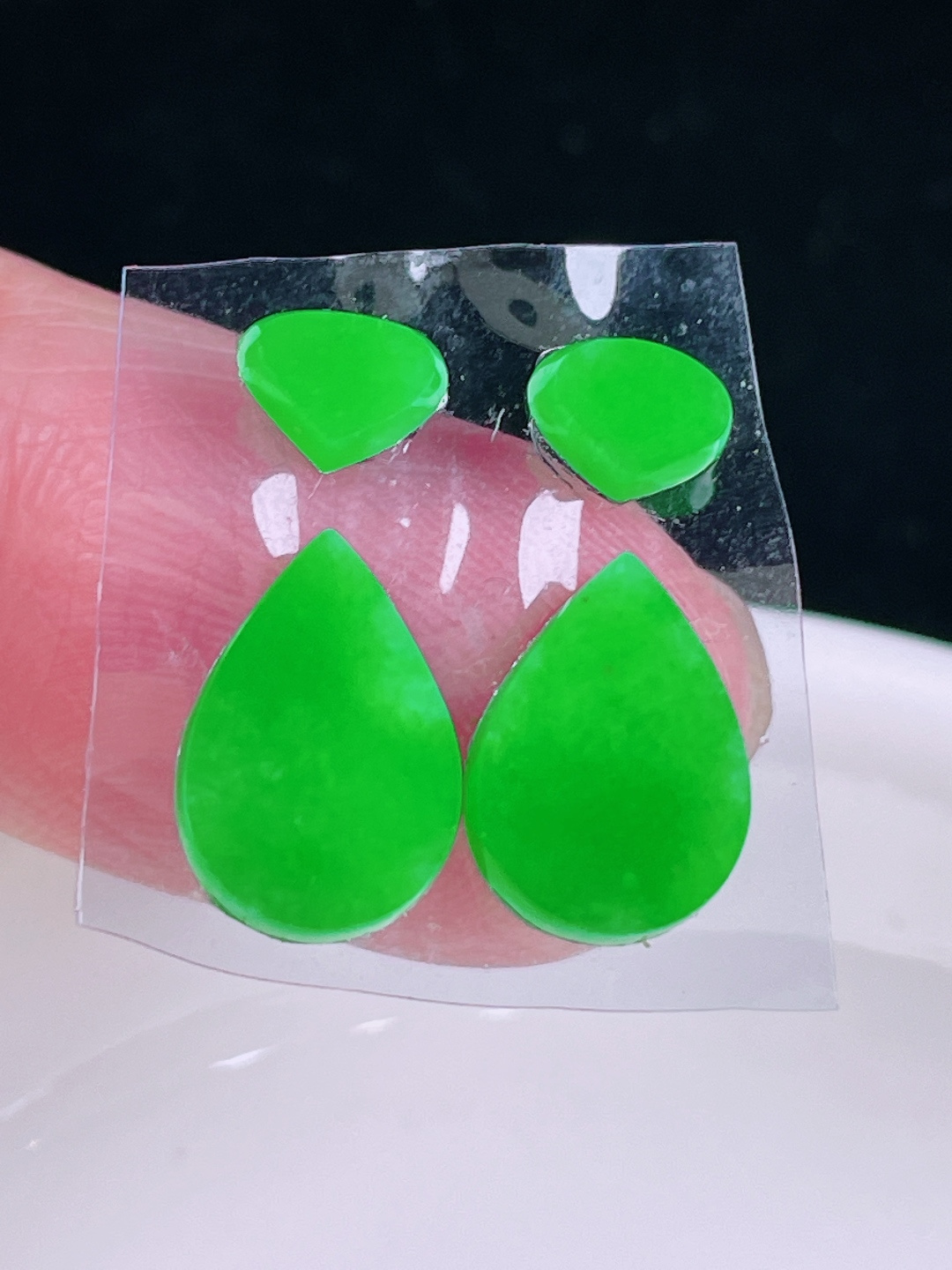 ️辣绿水滴，老种起光，细底通透，尺寸：裸石11.7/8.3/2.3mm0612