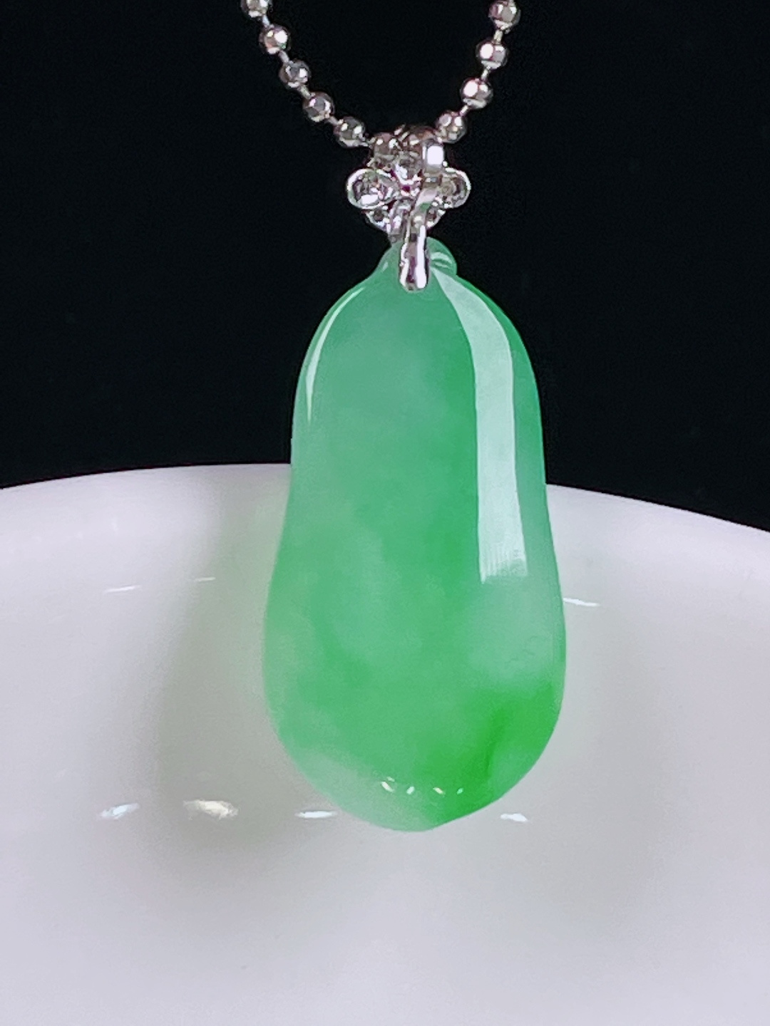 ️阳绿玉兰花，老种起光，细底通透，尺寸：27/12/5mm0611