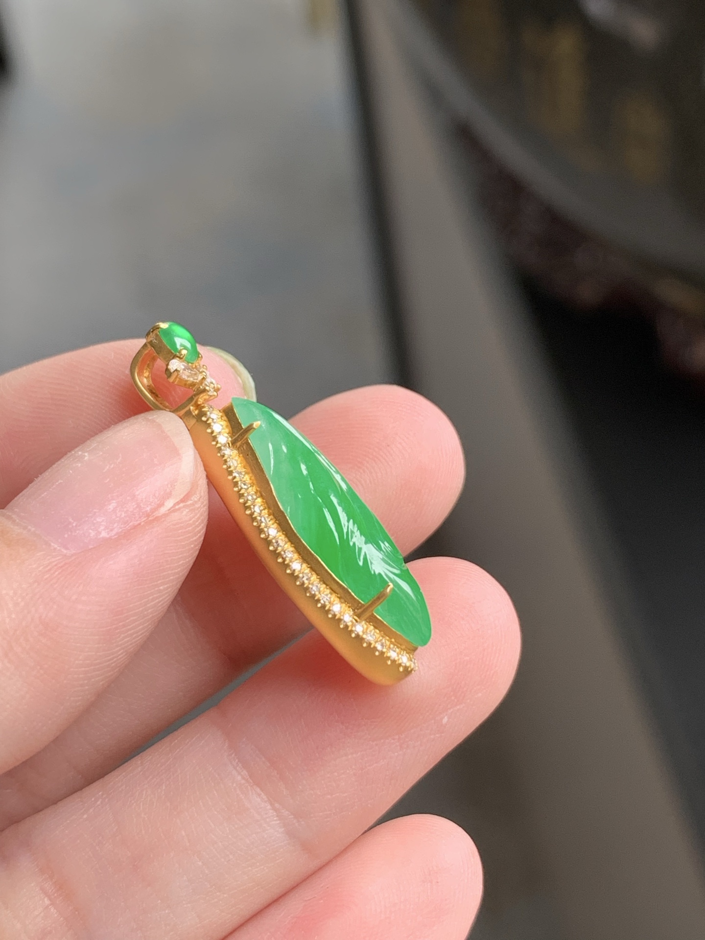 【18k金镶嵌羽毛吊坠】种老细腻，色阳浓郁起胶尺寸：成品：29*8.8*5.9，裸石：20.9*6.8*3.4,c8611