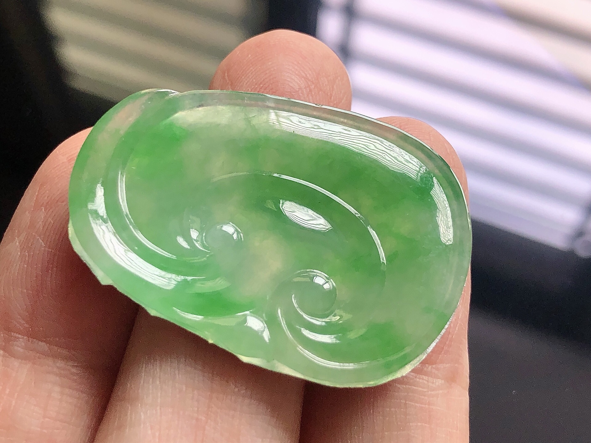 ️ 阳绿如意， 色泽艳阳，通透水润，玉质细腻，夺目迷人，镶嵌效果，品相，无裂，尺寸37.1*25.6*3