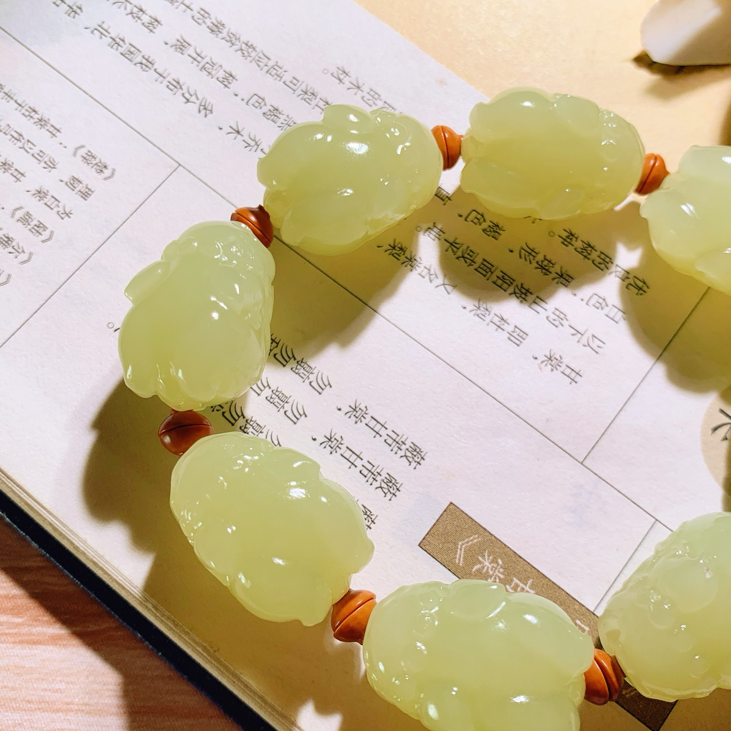 新疆和田玉若羌黄口料招财貔貅手串！挂件！单颗尺寸22/15/15重67克 玉质细腻油润 底色纯净 脂粉好，品质好。lt260611