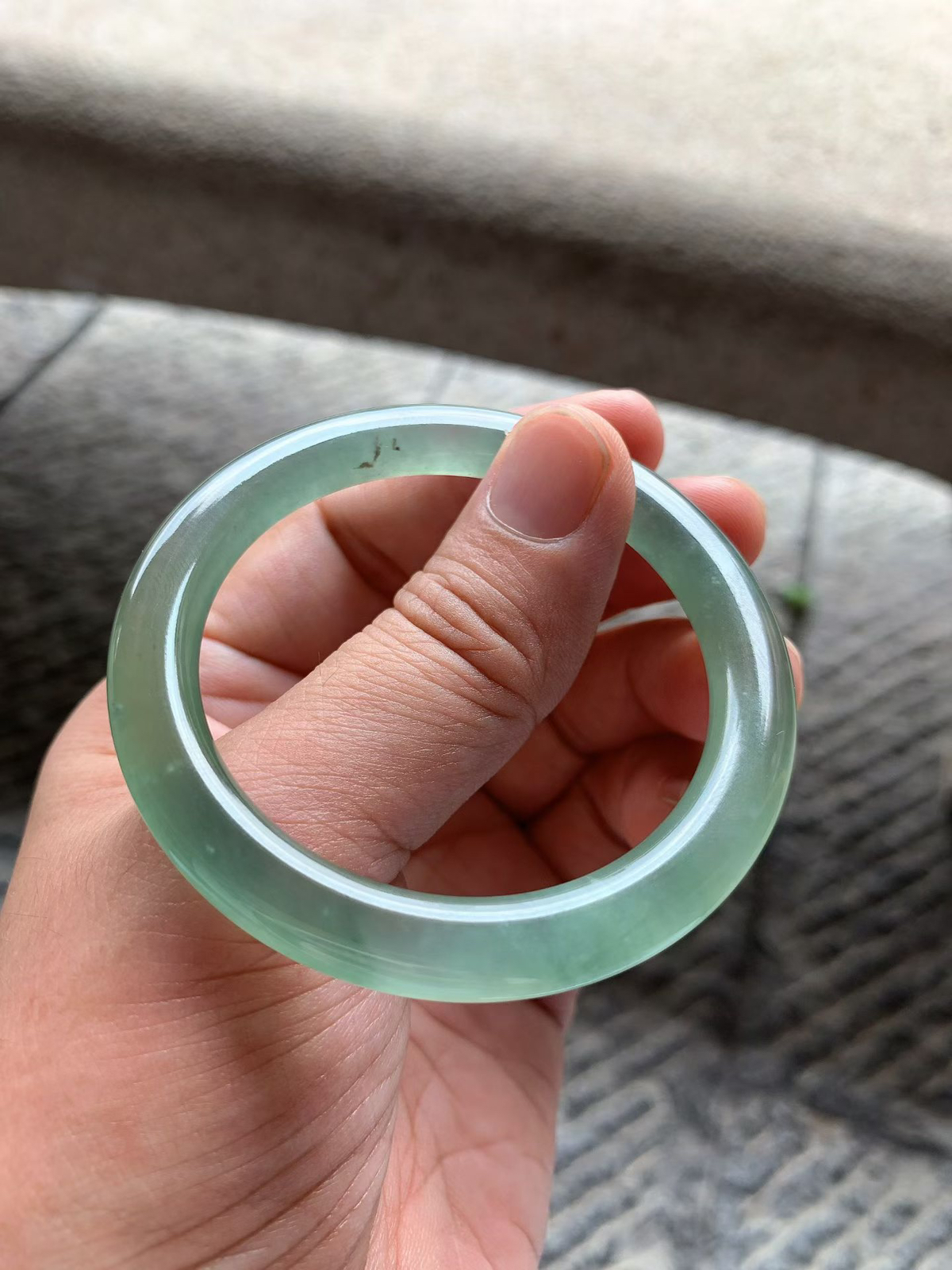 湖水绿圆条手镯尺寸51.5*7*8.5 老种通透清澈，刚性十足，水头饱满充盈，底色清透柔和，微天然矿物小点！