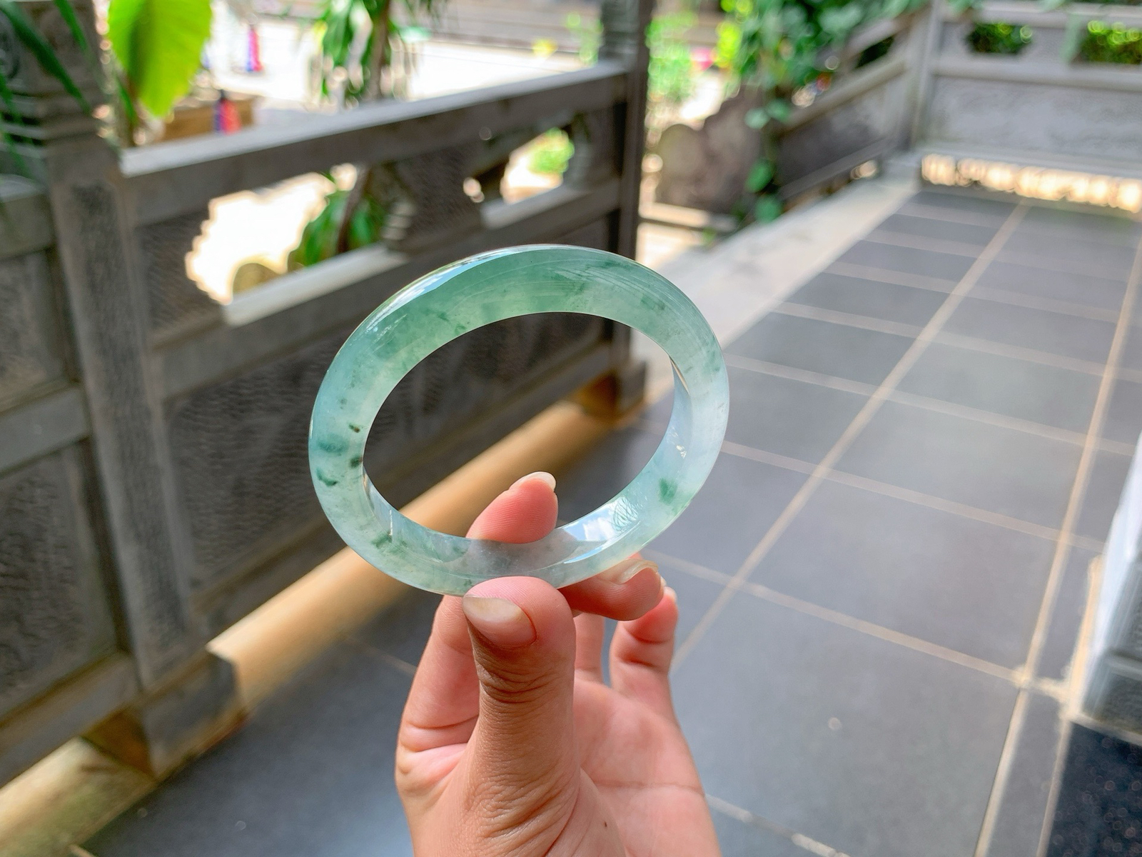 ｜55圈口
冰飘花翡翠手镯，绿花清爽飘逸，亮晶晶，透亮透亮的，水头特别足，