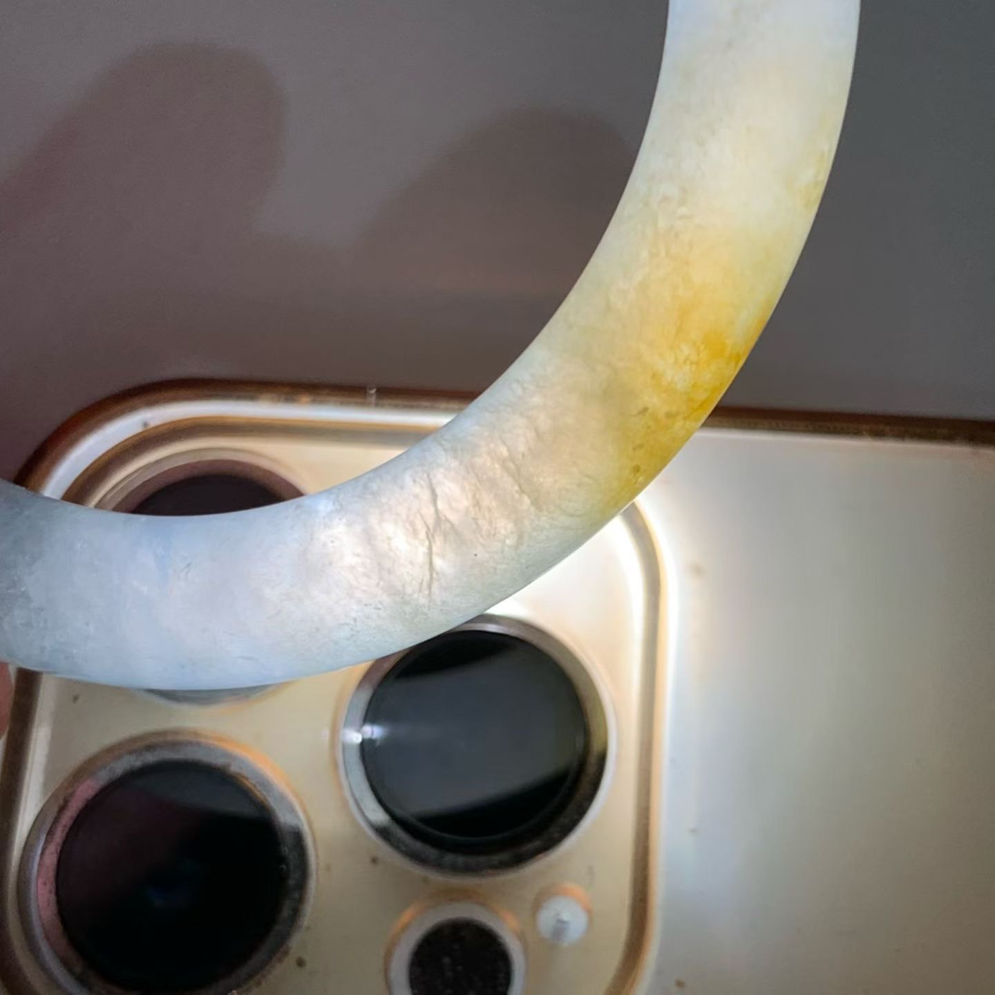冰黄翡圆条手镯尺寸53.5*9*9 老种冰透，清润水足，胶润无比，色泽鲜黄，明媚动人！