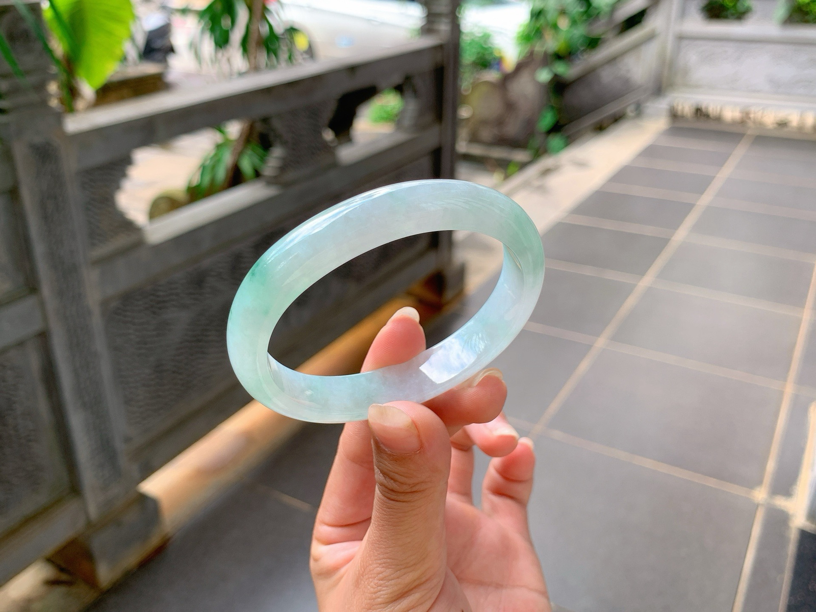 ｜57圈口
冰飘花贵妃手镯，飘绿花，清清雅雅的，超级大贵妃，难得一见，