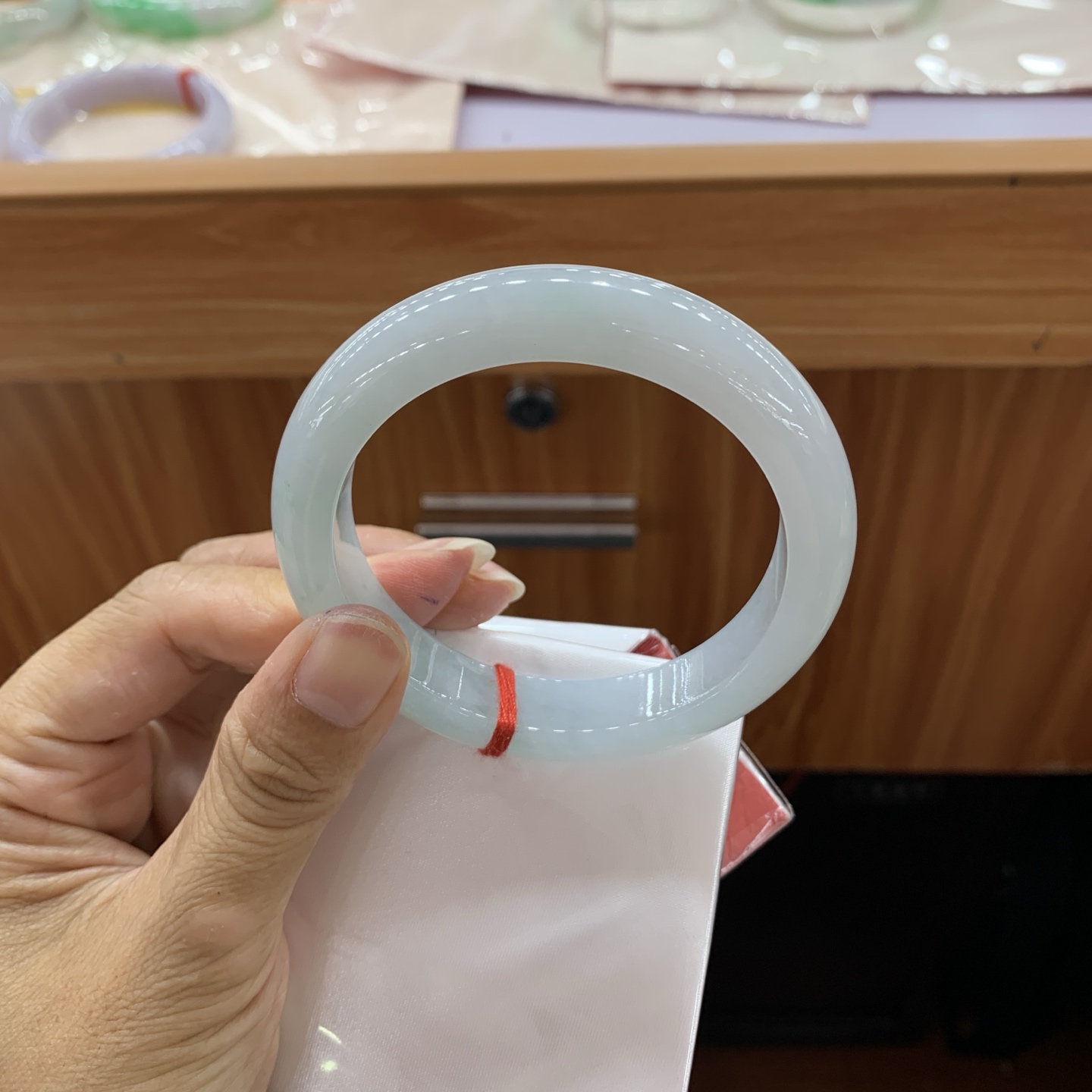 061108AX 飘绿花正圈翡翠手镯 57.2-11.8-8.8