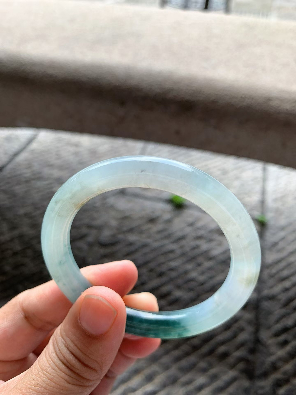 飘蓝花圆条手镯尺寸52*9*9 老种通透，水润光泽，水墨花色，灵动飘逸，带表皮黄翡！