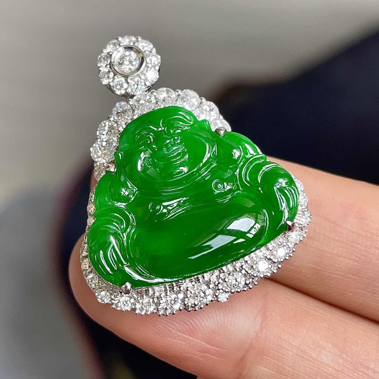 ️缅料高冰辣绿佛公吊坠，色辣，串18k金镶嵌，饱满水润，无裂，裸石尺寸18.4/23/4--31.5/25.5/11编码0611好数字