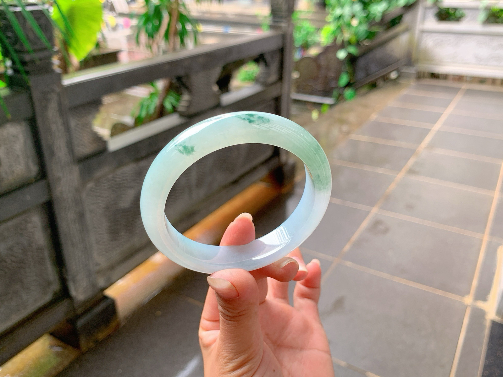 ｜59圈口
冰飘花翡翠手镯，带晴绿底，飘绿花，清雅 像飘逸的绿叶，