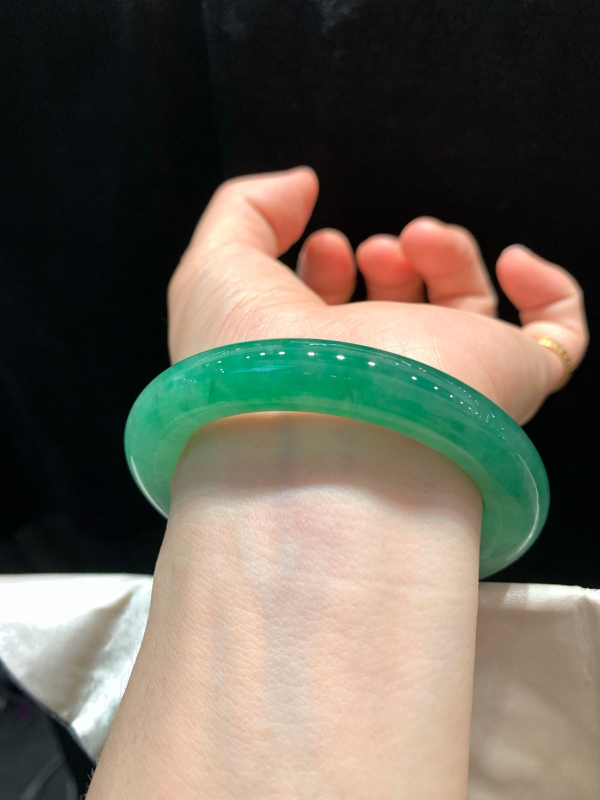 尺寸53.2/10.4，带色圆条手镯
有种有色 水润细腻