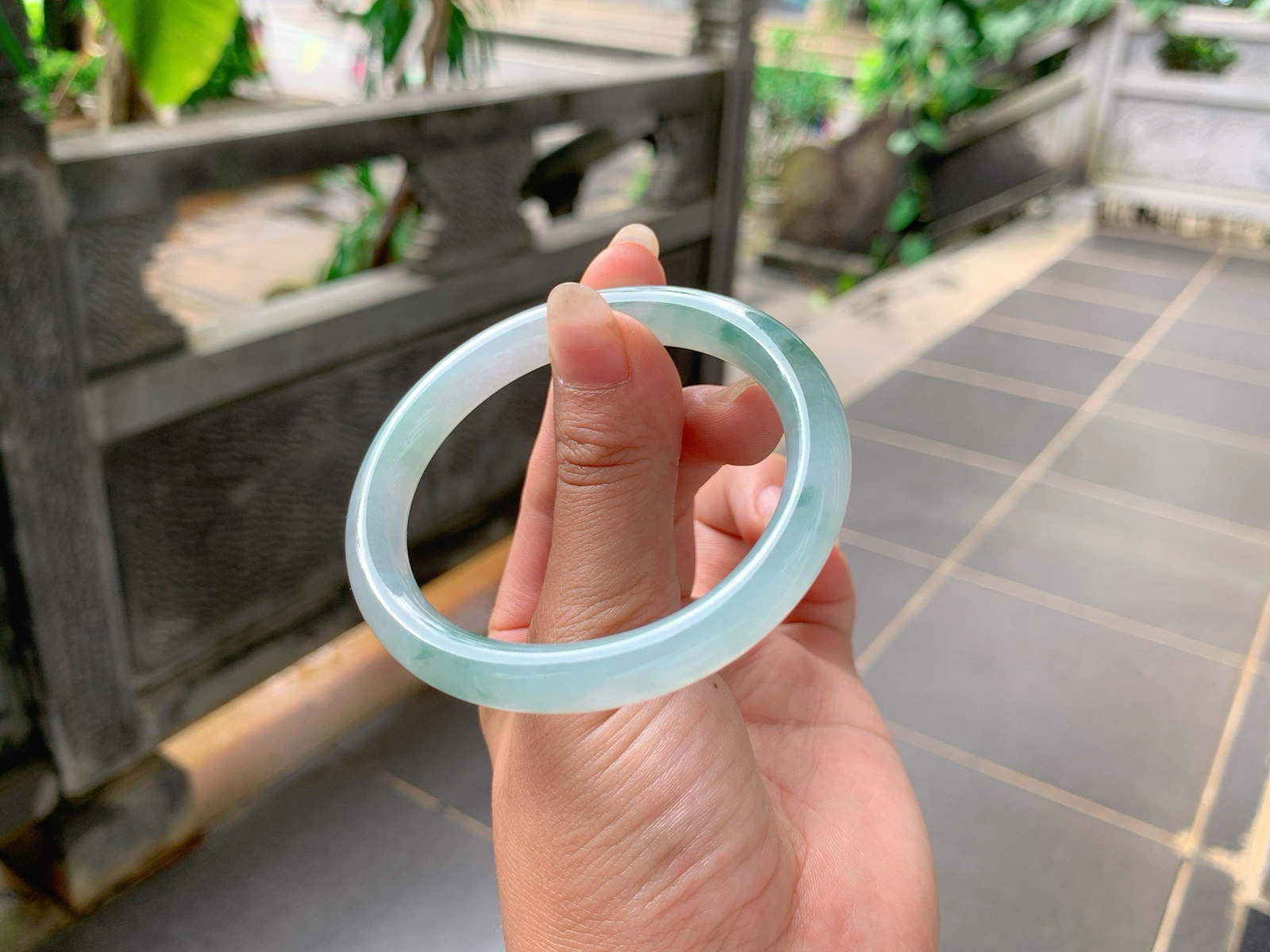 ｜54圈口
冰飘花贵妃手镯，飘蓝花，水汪汪的，特别精致，花色飘的很有意境感，