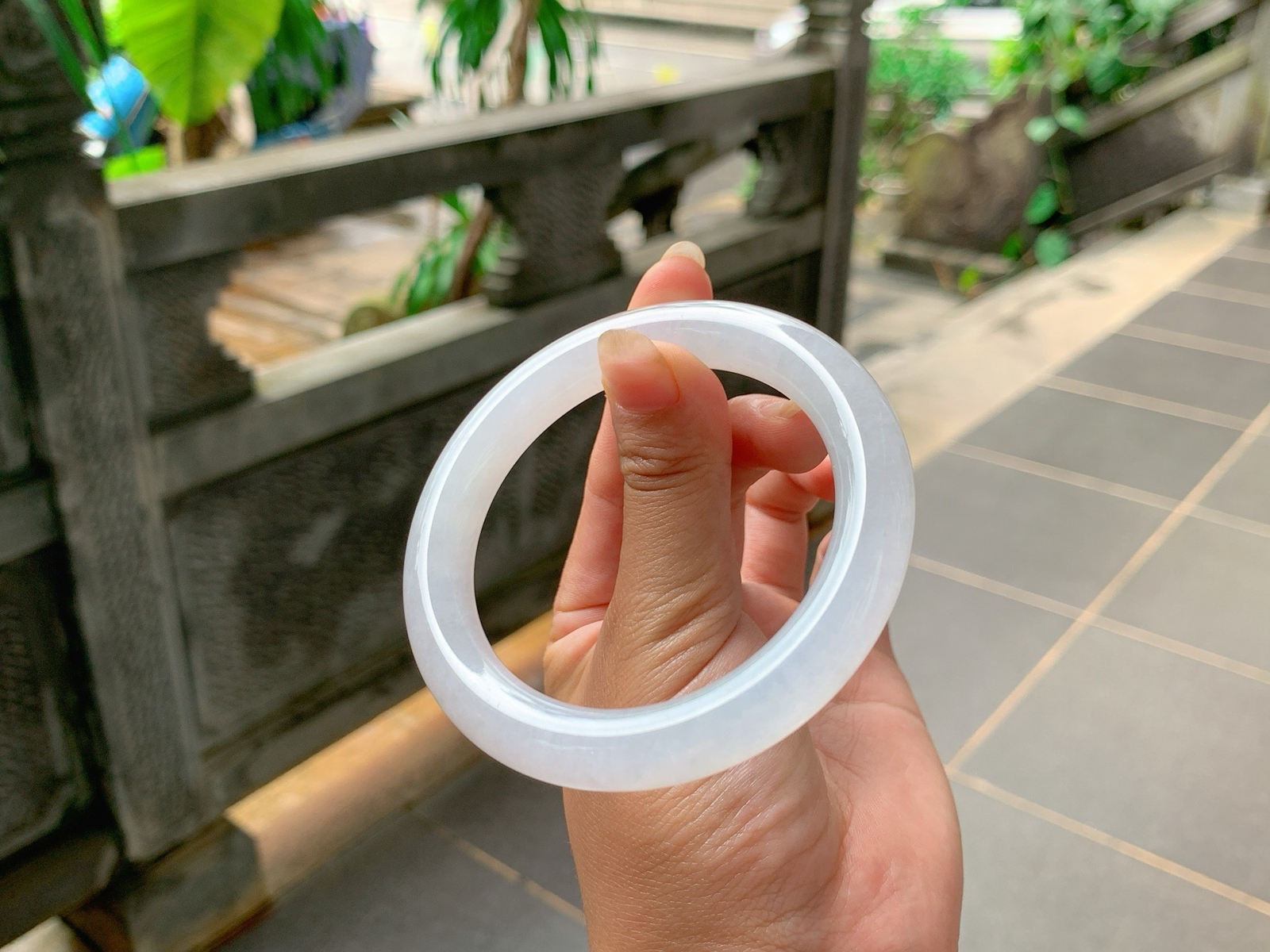 ｜58圈口
白月光，冰福镯，条粗：10.4，像雪花一样白净纯洁，优雅大方，简约时尚，