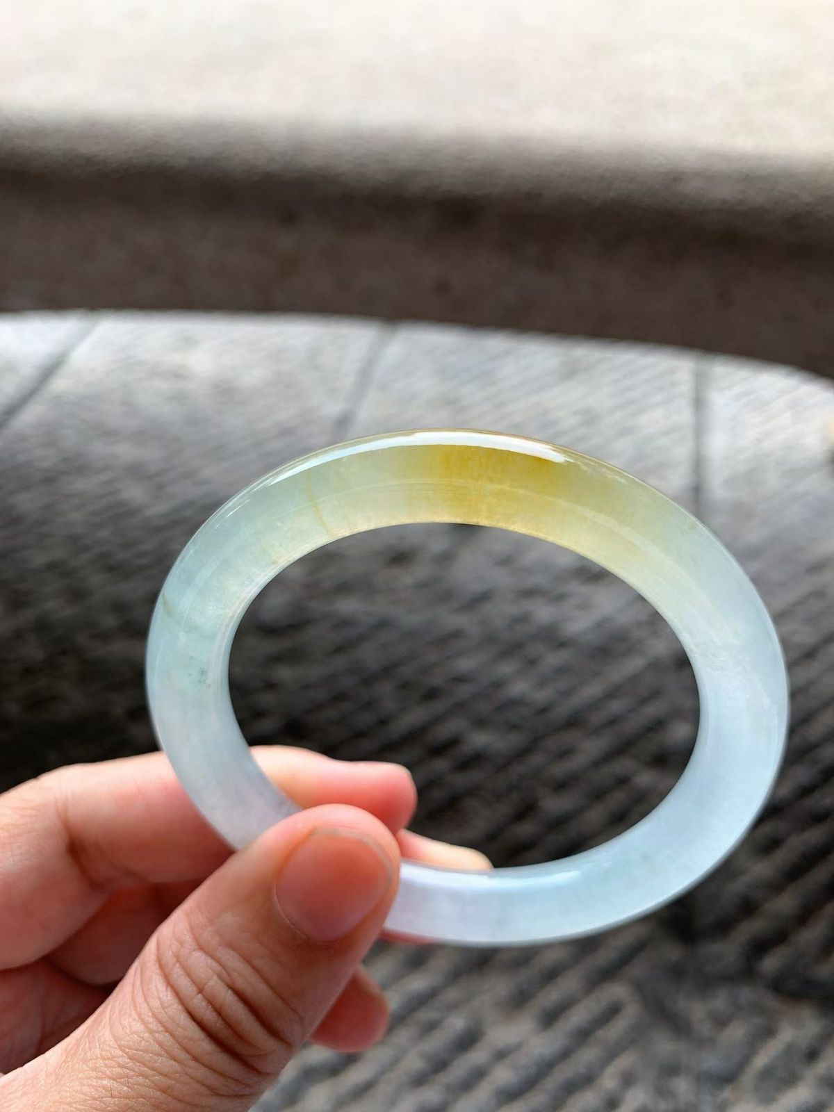 冰黄翡圆条手镯尺寸53.5*9*9 老种冰透，清润水足，胶润无比，色泽鲜黄，明媚动人！