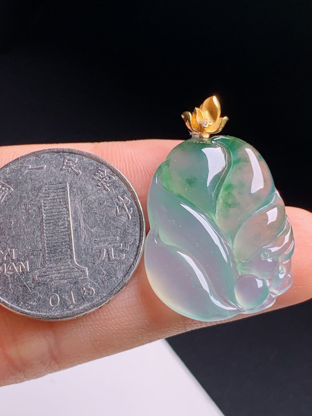 冰飘绿九尾狐吊坠，18K金莲花扣头，种水冰润雕工灵动