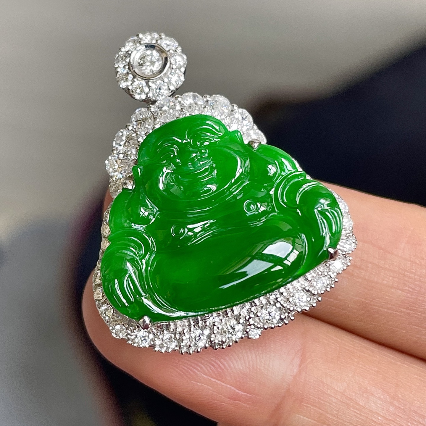 ️缅料高冰辣绿佛公吊坠，色辣，串18k金镶嵌，饱满水润，无裂，裸石尺寸18.4/23/4--31.5/25.5/11编码0611好数字