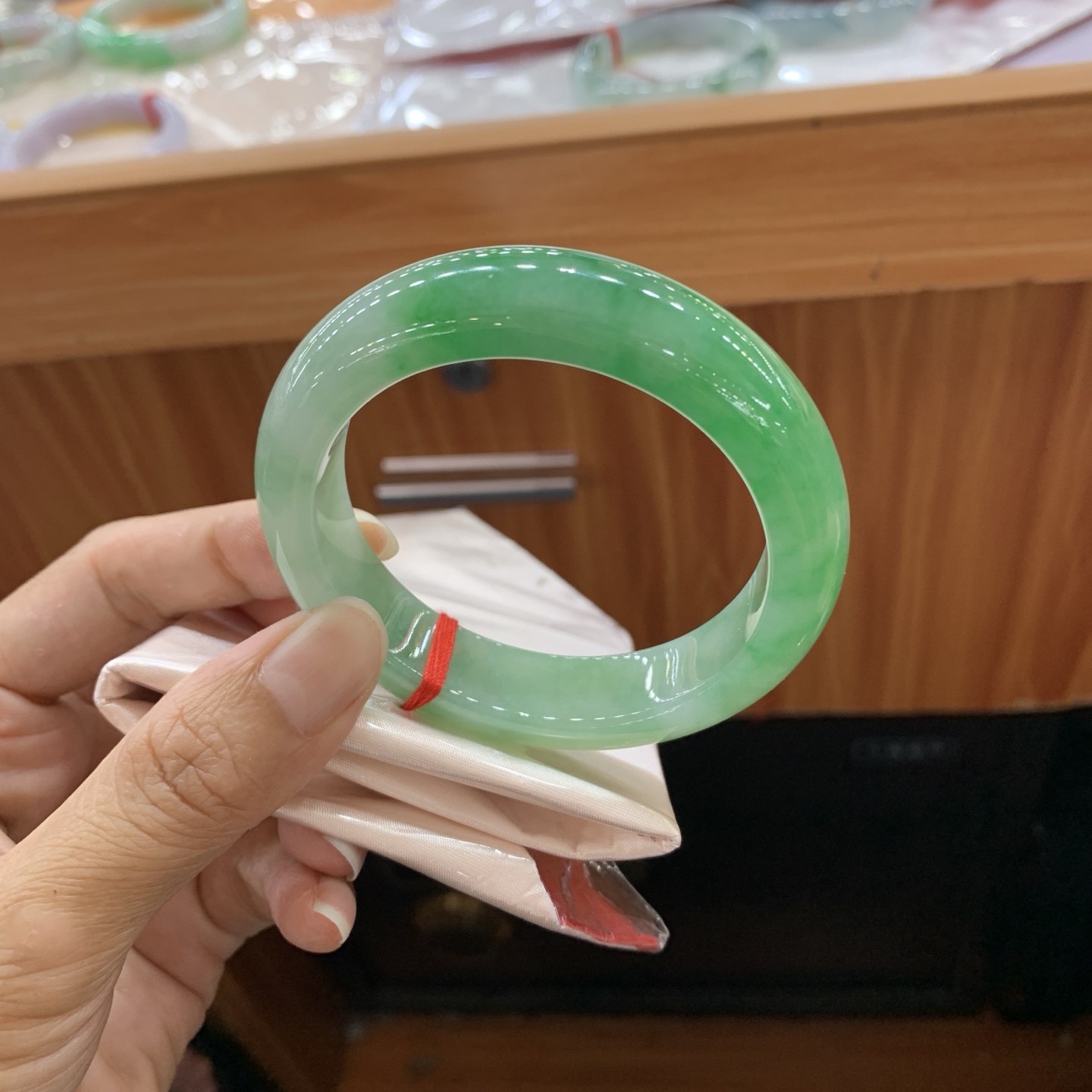 061141CK 飘绿正圈翡翠手镯 56.2-14-9.5