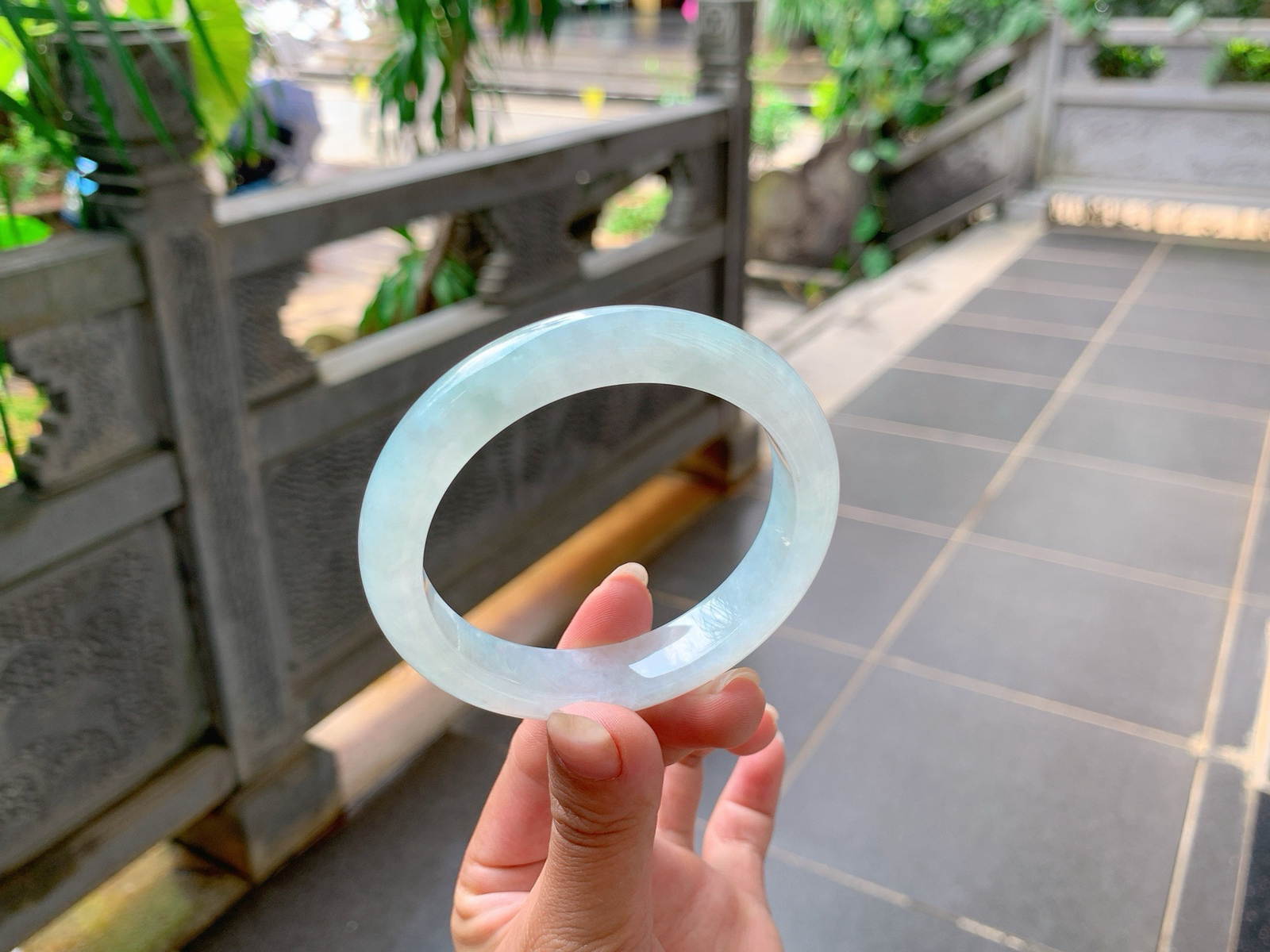 ｜57圈口
冰晴底，淡淡的底色，清新冰润，水头特别的足，拍不出它的美，