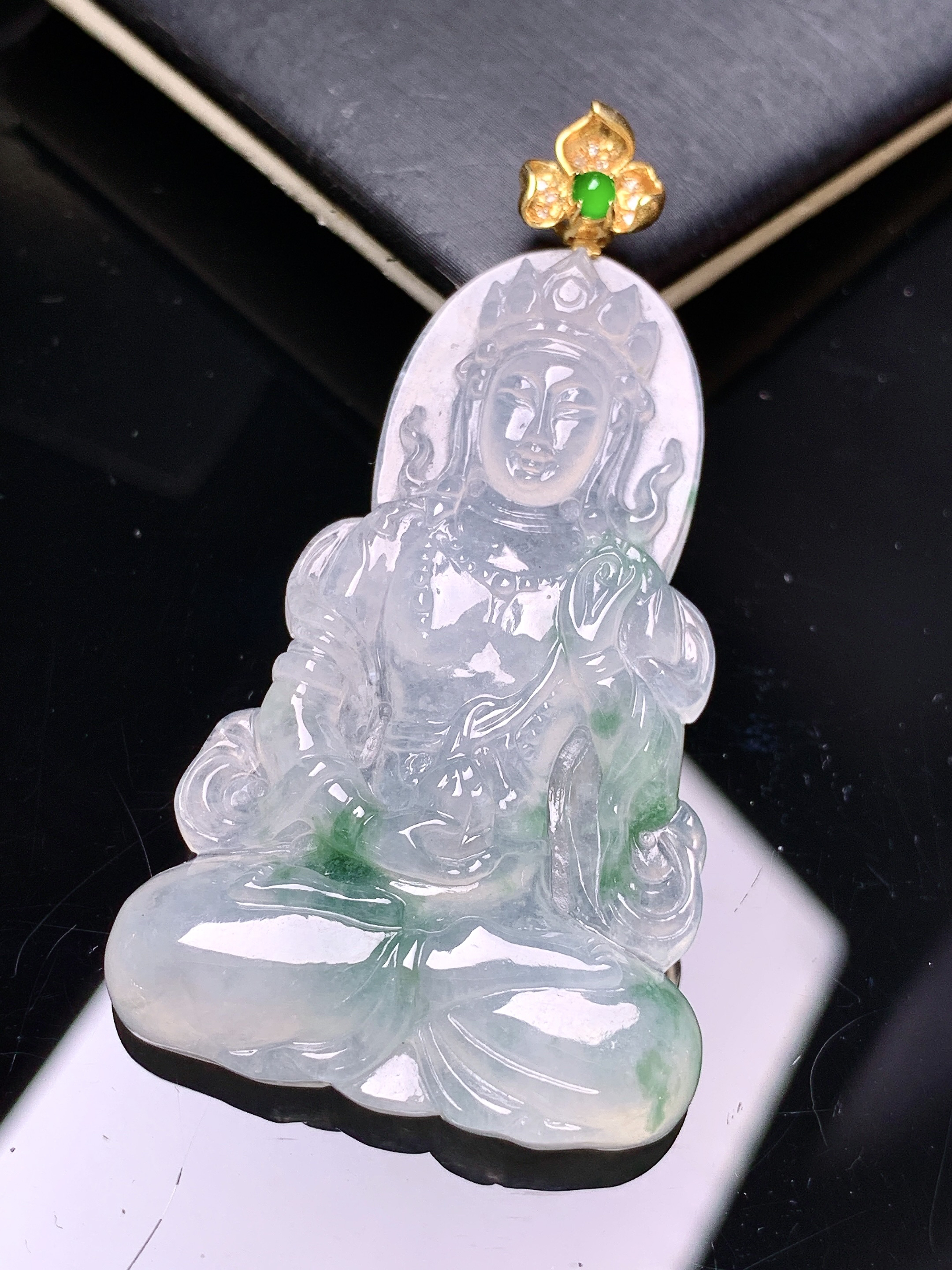 18金镶嵌飘绿观音菩萨吊坠 玉质细腻 色泽艳丽清新 整体尺寸53.8*29*5 2x
