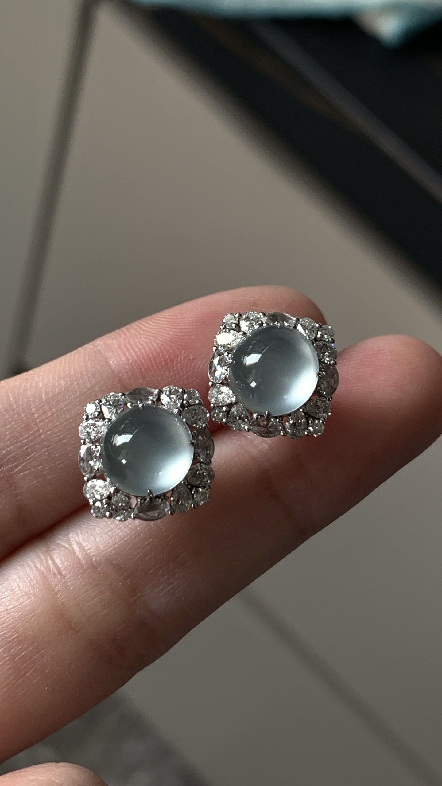 ️【18k金镶嵌蛋面耳钉一对】冰润水透，种老细腻起荧尺寸：成品：11.7*11.5*8.4，裸石：8.7*8*4.3,a58612