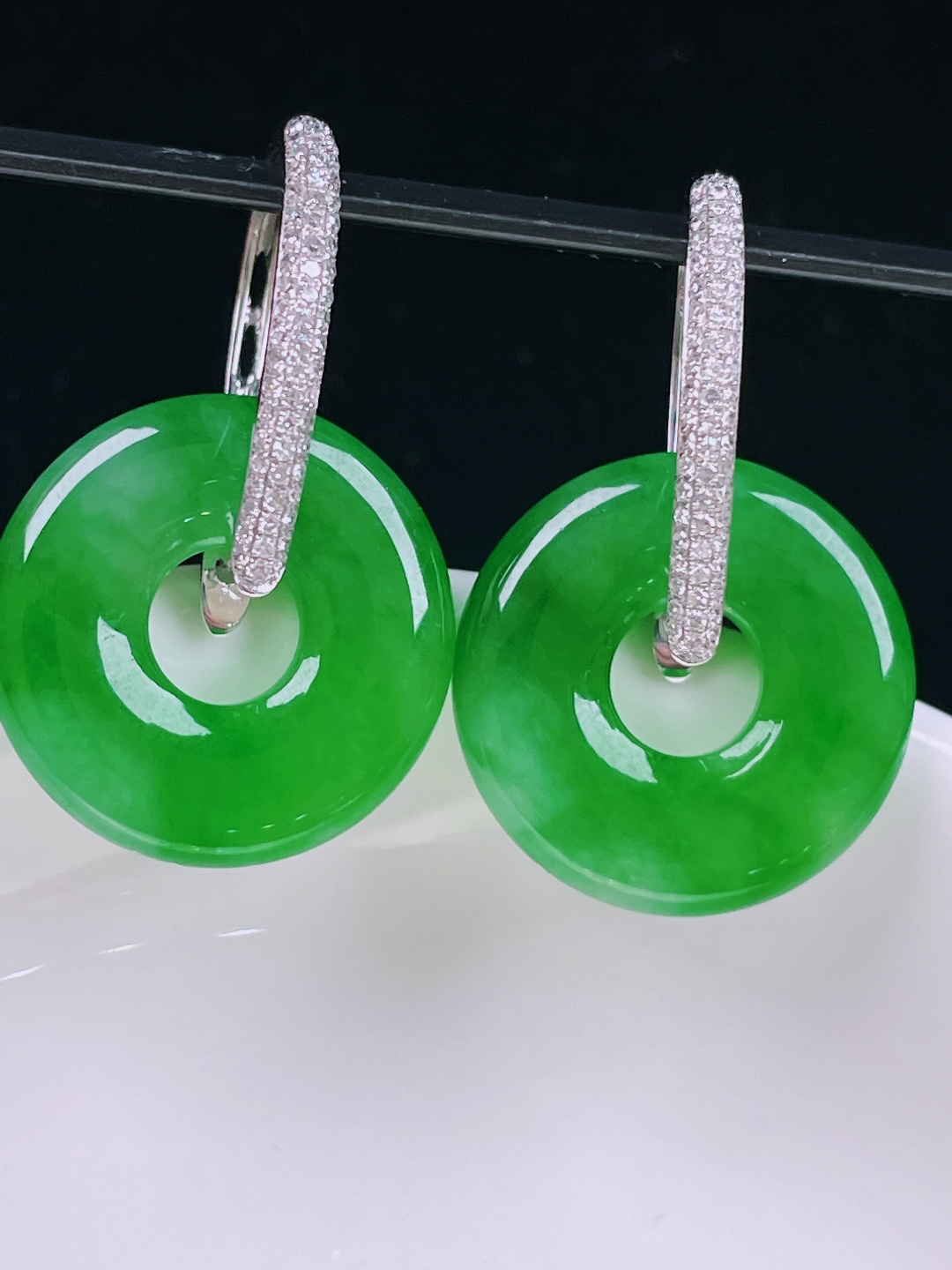 ️辣绿耳坠，老种起光，细底通透，尺寸：裸石18.3/3.5mm0612