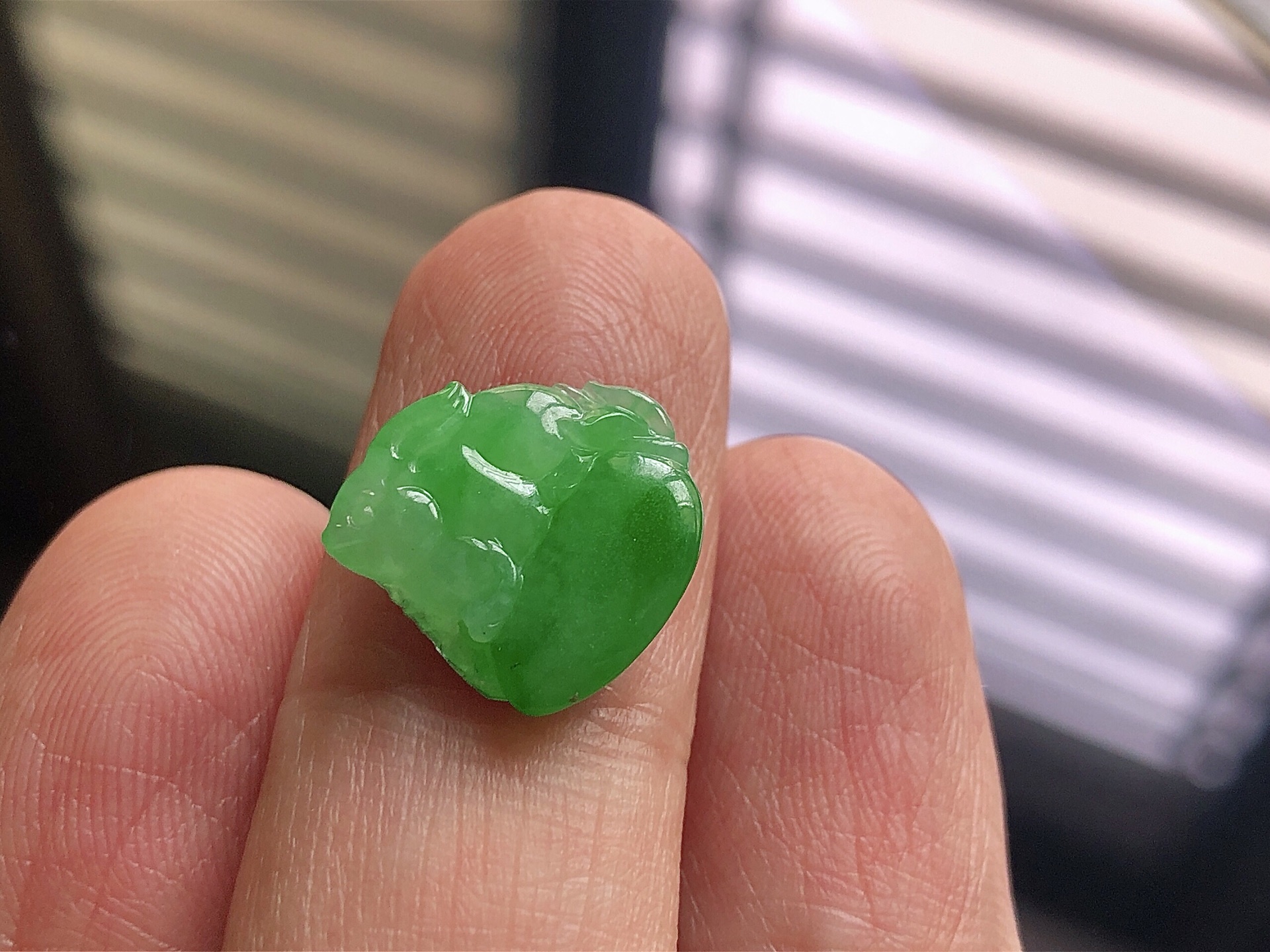 阳绿兔子，色泽艳阳，通透水润，玉质细腻，夺目迷人，镶嵌效果，品相，无裂，尺寸13.1*13*3