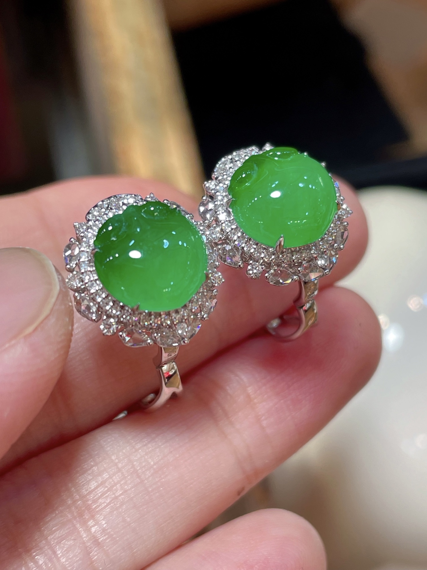 ️ 翡翠福瓜耳钉质地细腻， ️ 很温雅的感觉 芳润温纯 ，种水 18k镶嵌，佩戴高端，9.5-9.7-3.5
