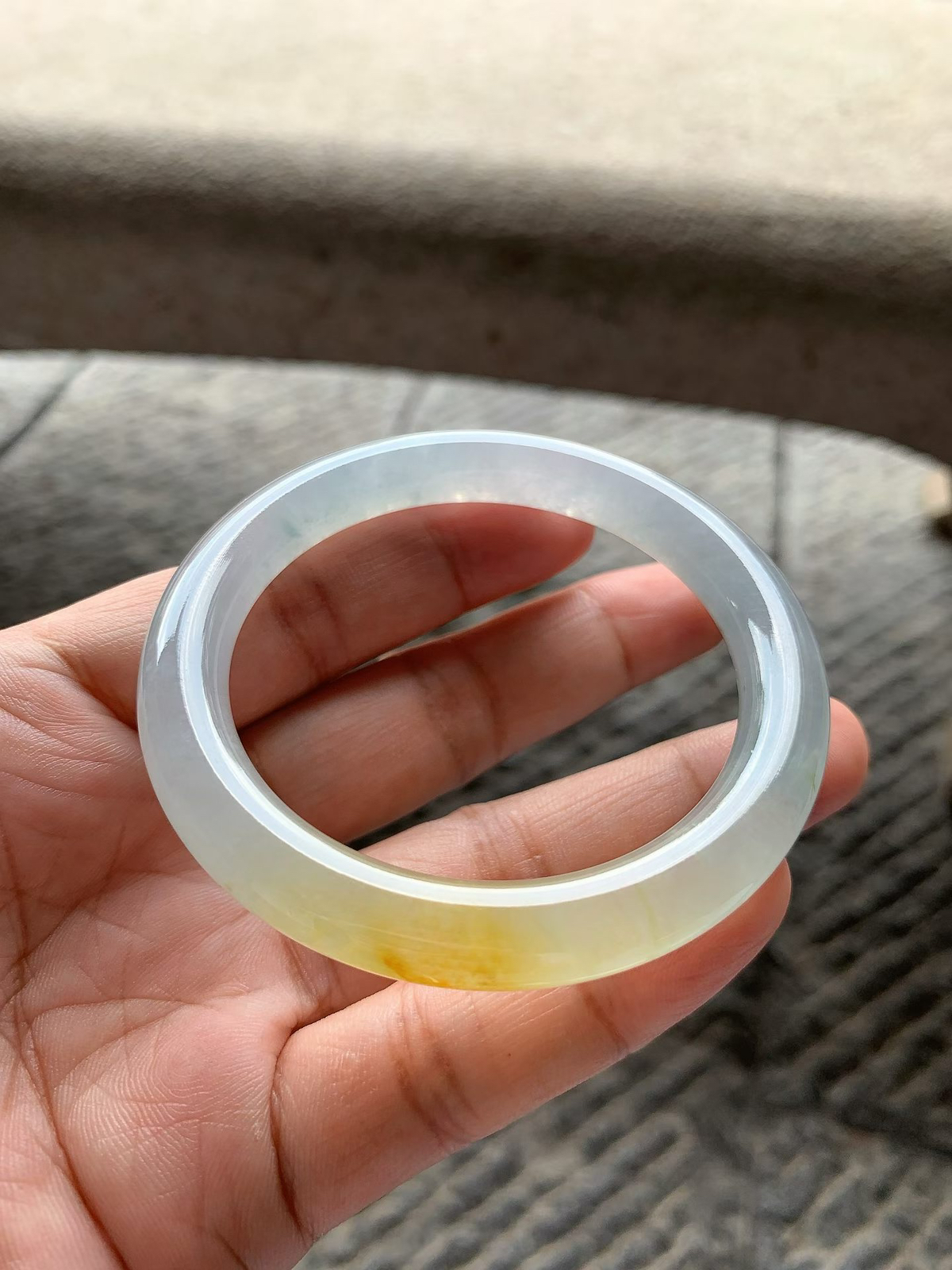 冰黄翡圆条手镯尺寸53.5*9*9 老种冰透，清润水足，胶润无比，色泽鲜黄，明媚动人！