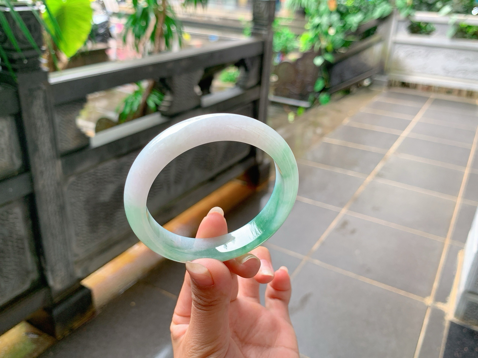 ️ ｜56圈口
冰飘绿花，浅绿色，如海藻花一般，色泽搭配的很养眼，优雅端庄，