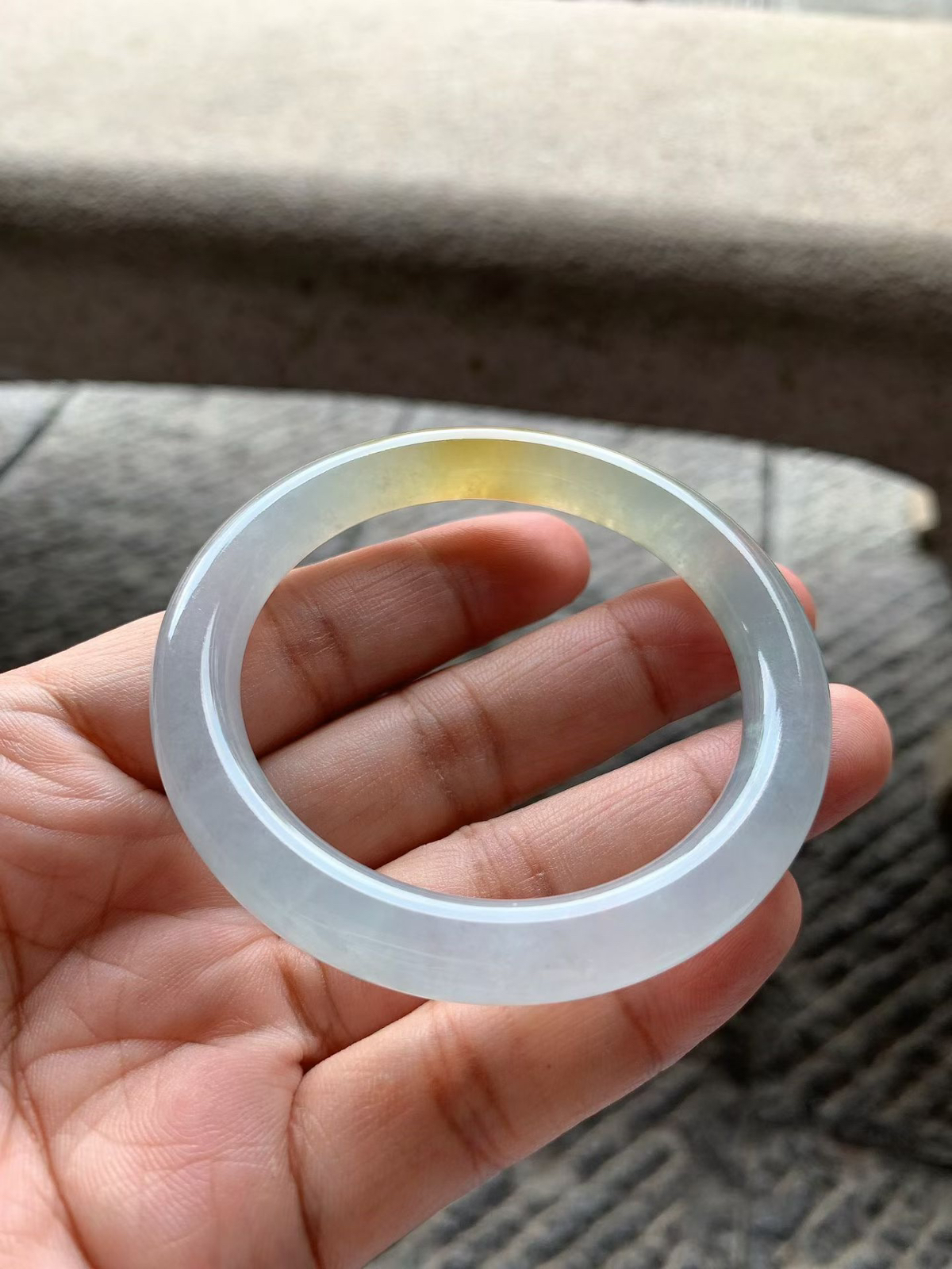 冰黄翡圆条手镯尺寸53.5*9*9 老种冰透，清润水足，胶润无比，色泽鲜黄，明媚动人！