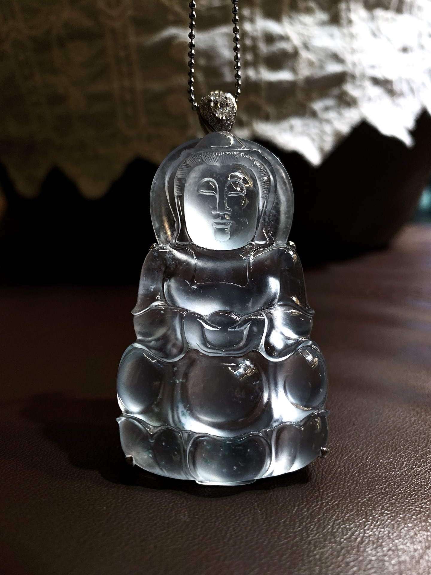 18k金镶嵌玻璃种观音｜洁白胜雪，神圣本相 尺寸71.3×36.4×9.8