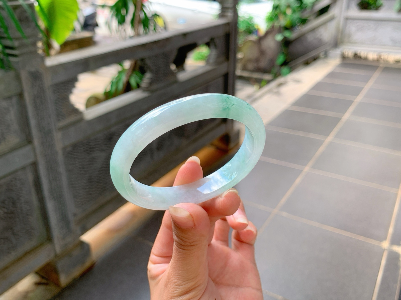 ｜57圈口
冰飘花贵妃手镯，飘绿花，清清雅雅的，超级大贵妃，难得一见，